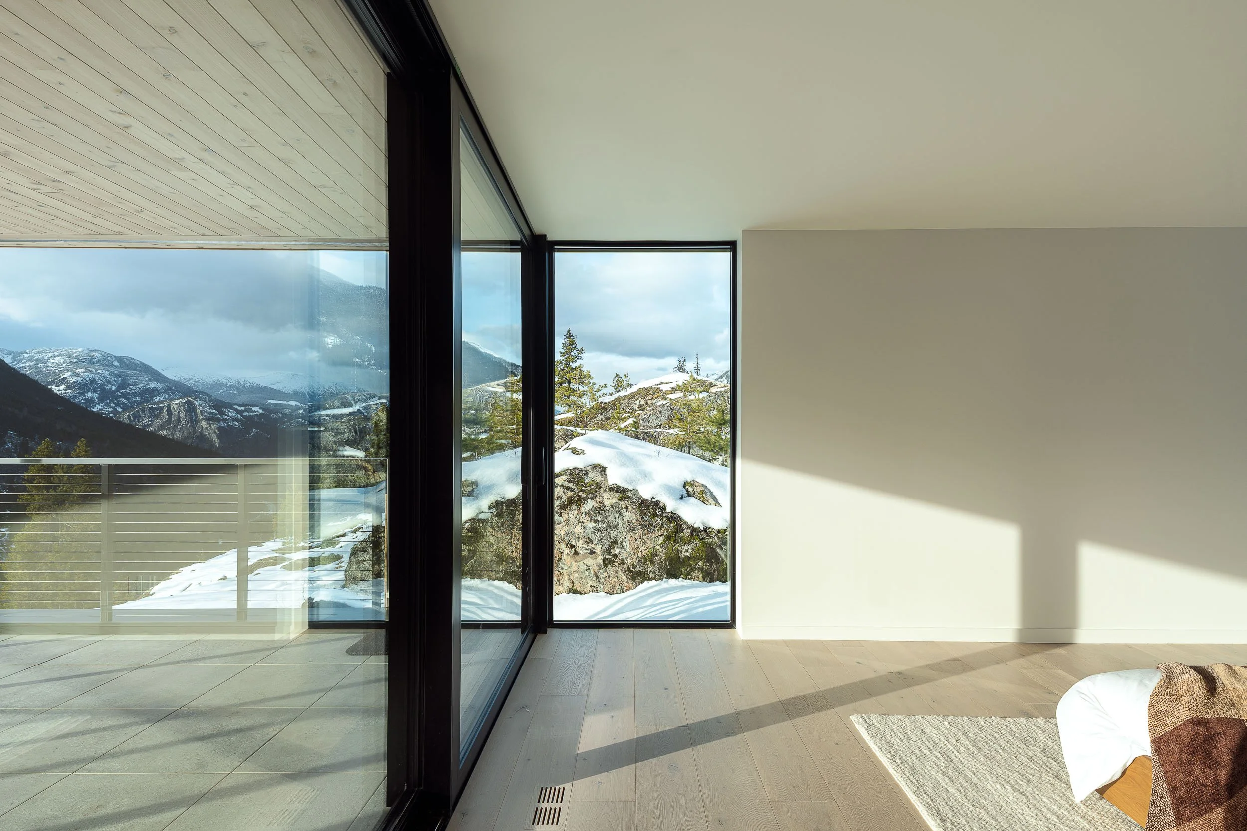 Warbler Residence landscape and mountainside context in autumn light Whistler