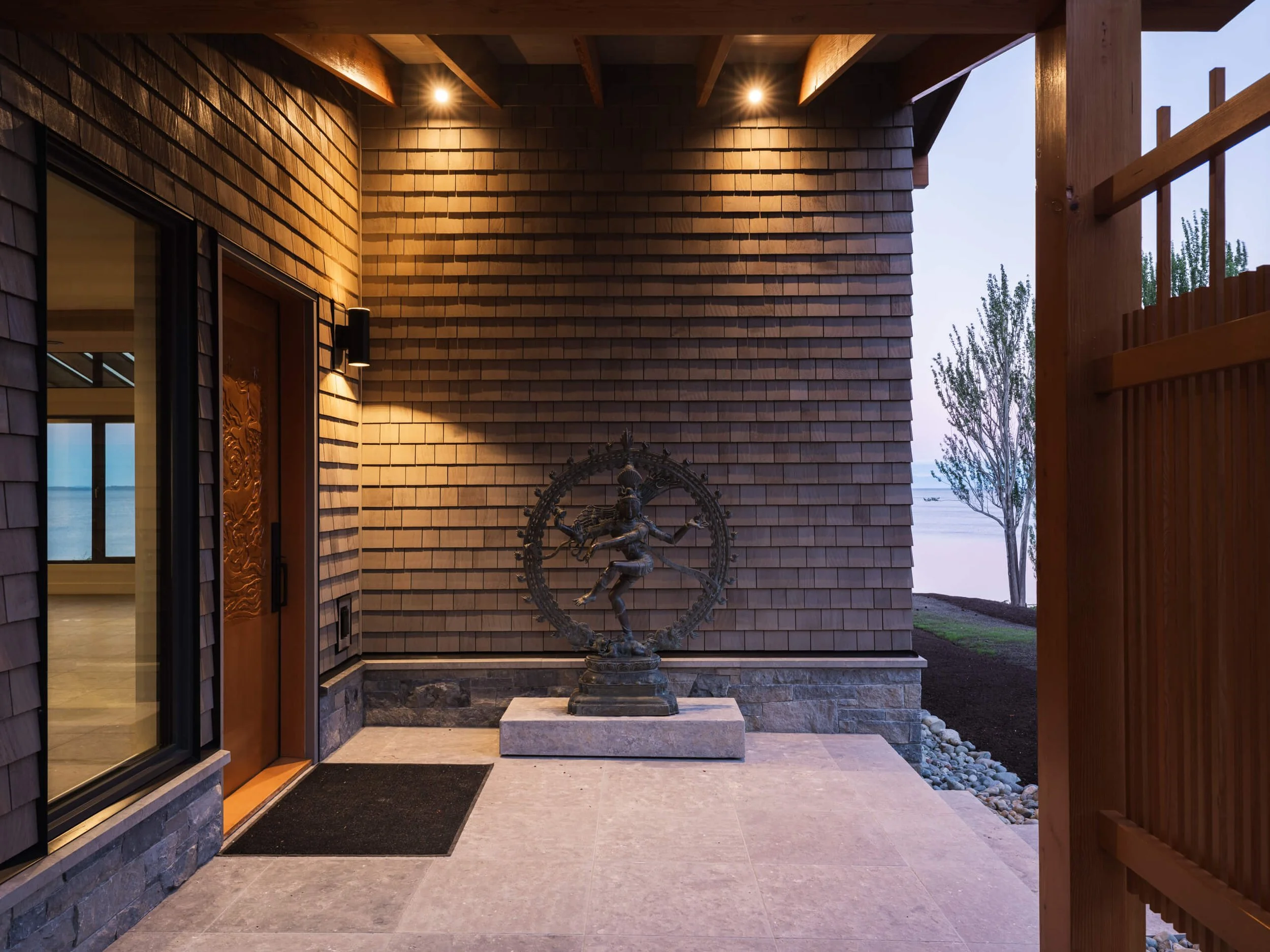 desolation-sound-residence-dusk-entry-court-sculpture-architectural-photographer-matt-anthony.jpg