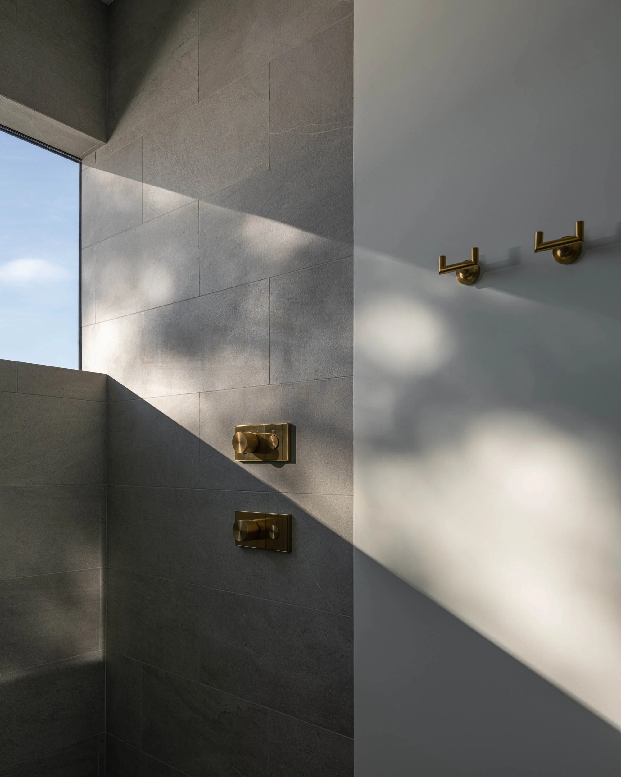 johnstone-road-madeira-park-brass-shower-controls-detail-architectural-photographer-matt-anthony.jpg