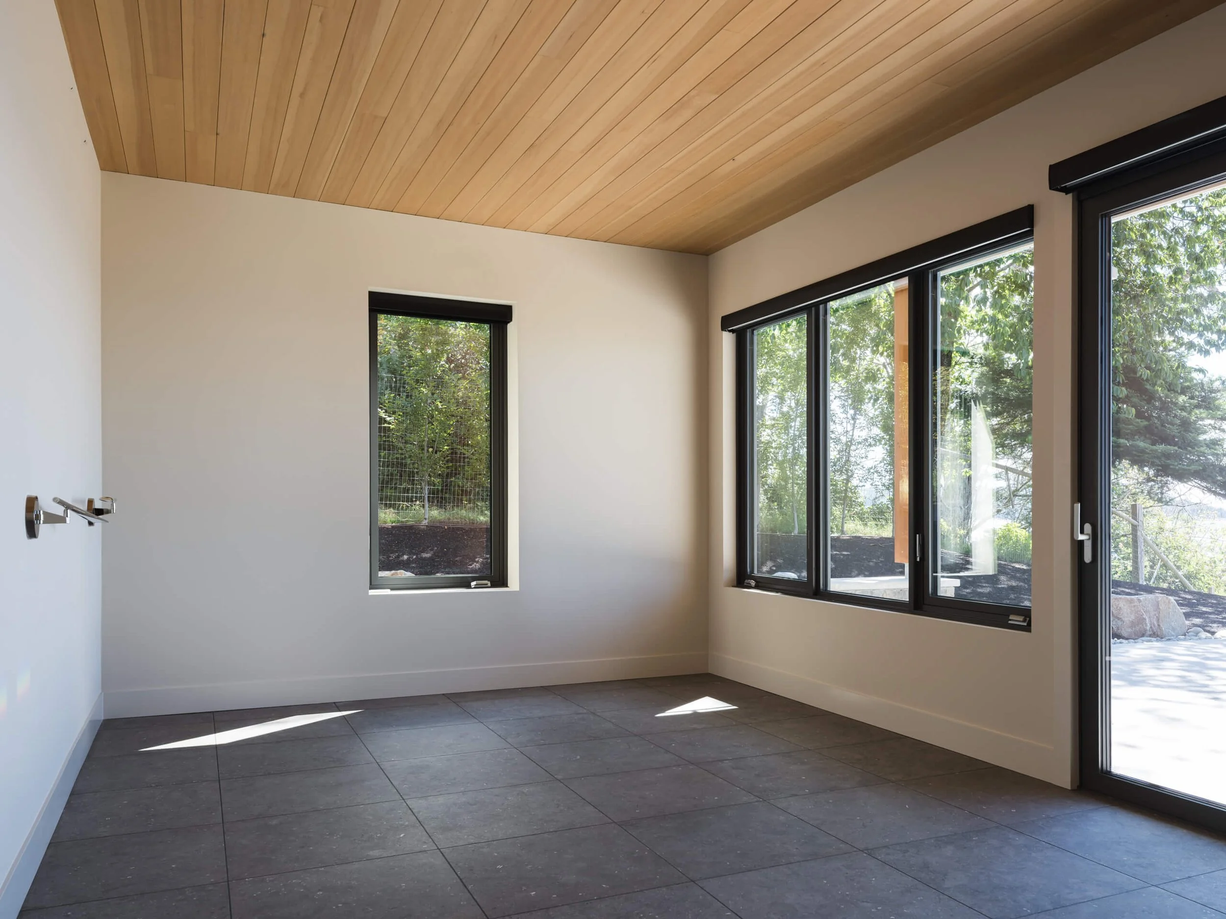 desolation-sound-residence-guest-room-cedar-ceiling-architectural-photographer-matt-anthony.jpg