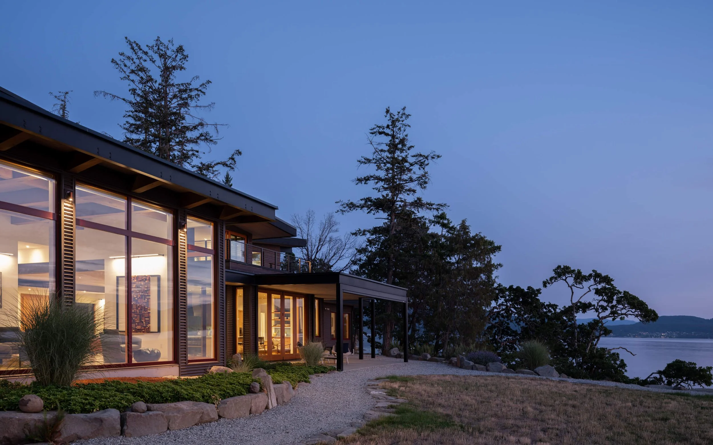 salt-spring-island-residence-blue-hour-glazed-living-volume-architectural-photographer-matt-anthony.jpg