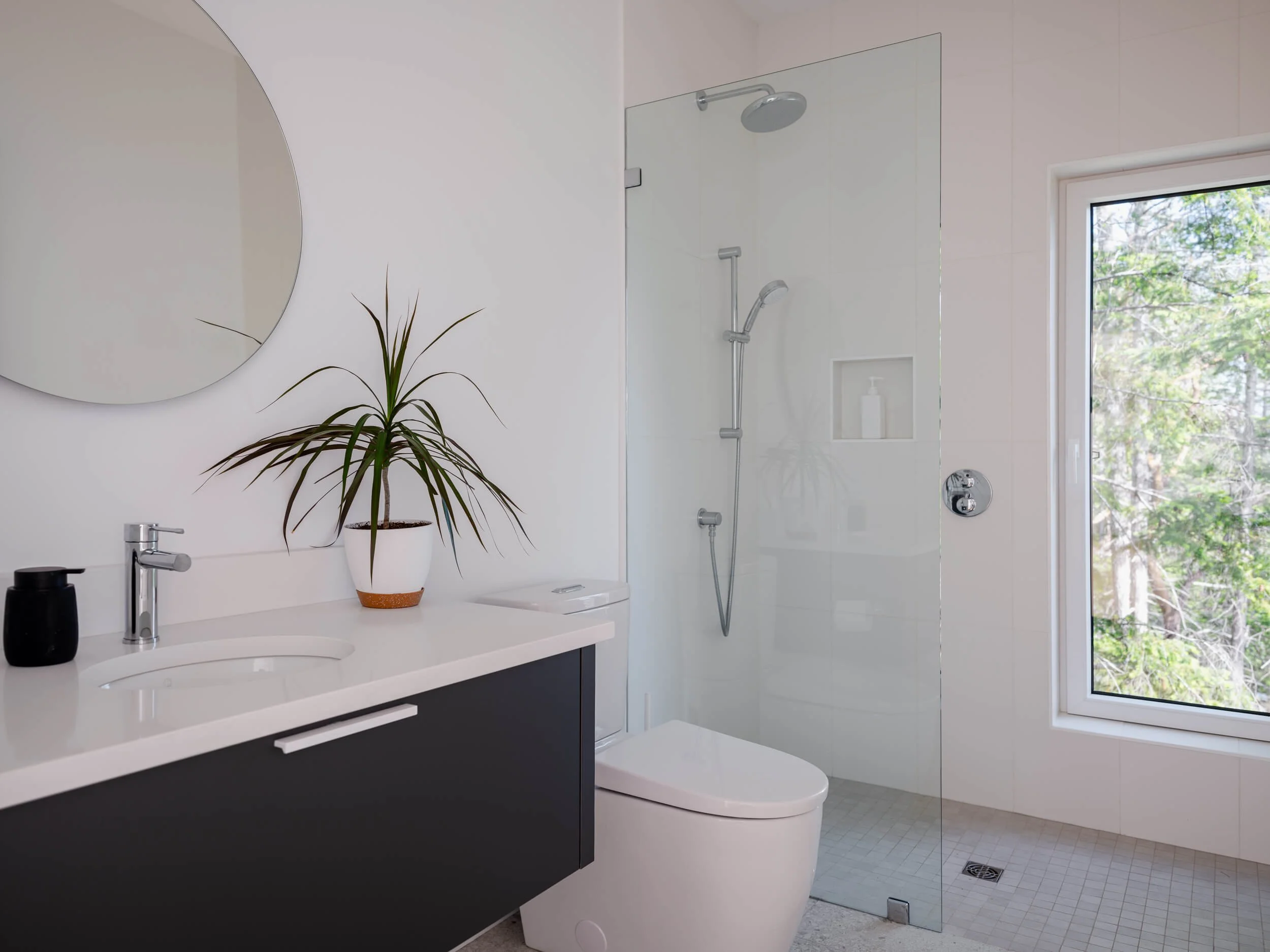 oles-cove-halfmoon-bay-guest-bath-black-floating-vanity-architectural-photographer-matt-anthony.jpg