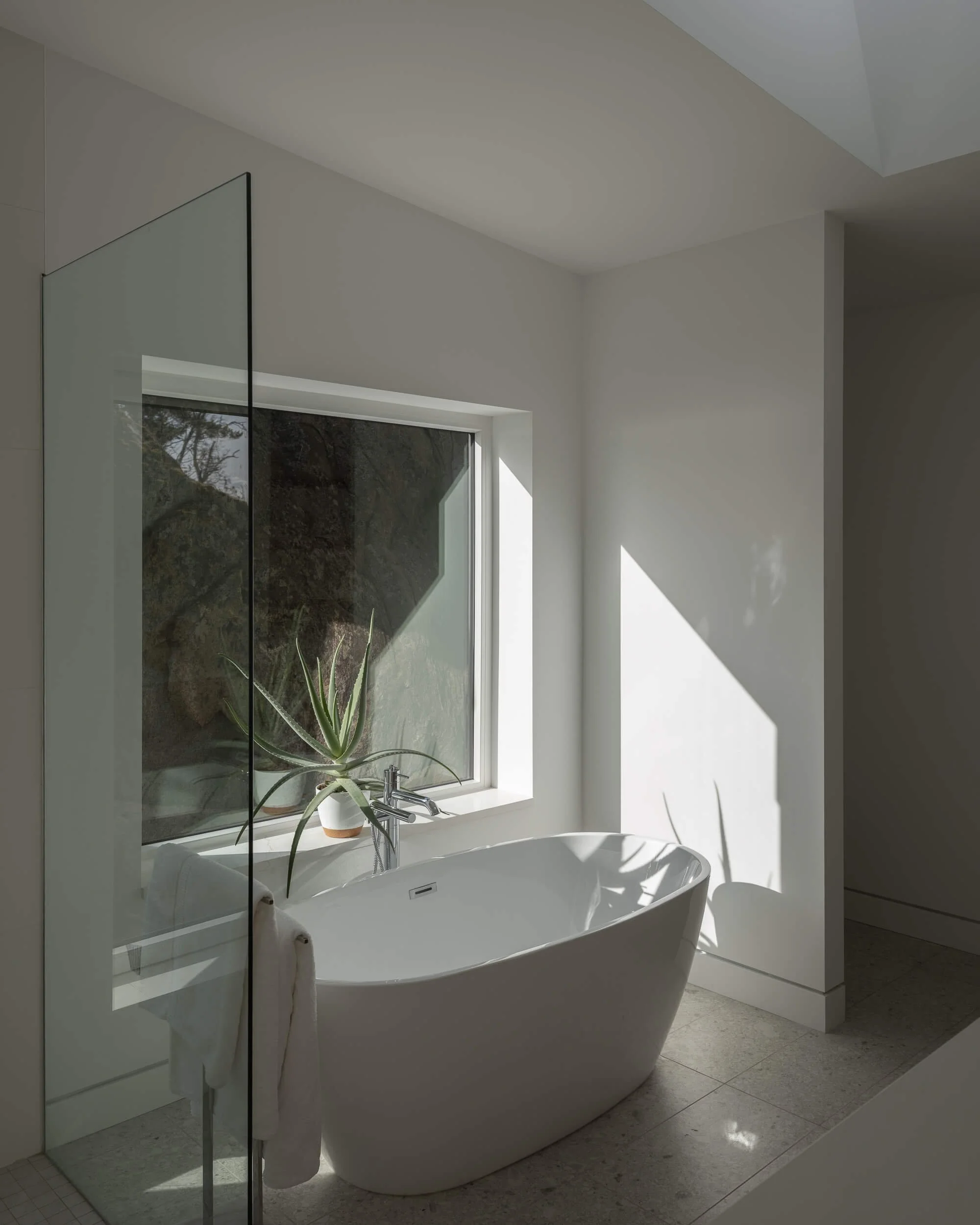 oles-cove-halfmoon-bay-soaker-tub-rock-face-window-architectural-photographer-matt-anthony.jpg