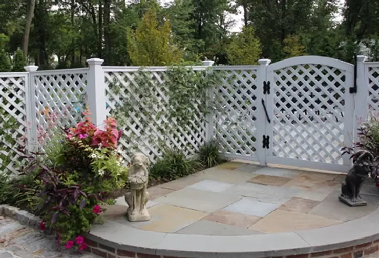 How to Build a Fence That Brightens an Outdoor Living Space in Morris County and Bergen County, NJ