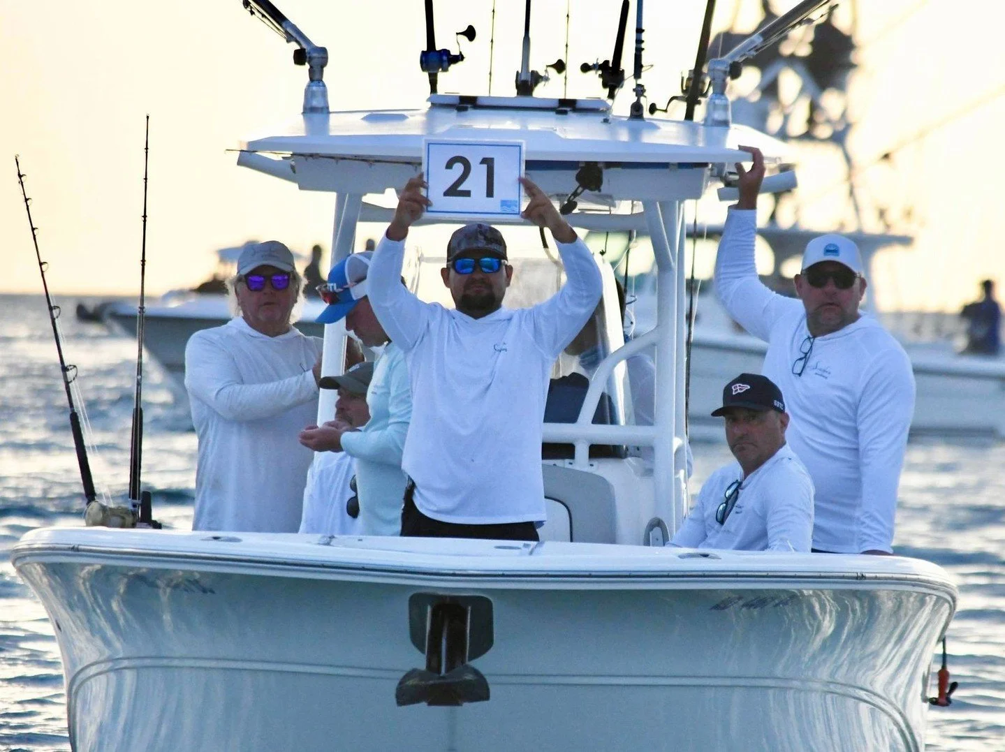 Who will catch the biggest fish?! 🐟 The Sonadora team competes in the XXII Fishing Tournament "El Cardonal" alongside anglers from across the East Cape. ⁠
⁠
From offshore competition to shoreline fishing for all ages, the day is filled wit