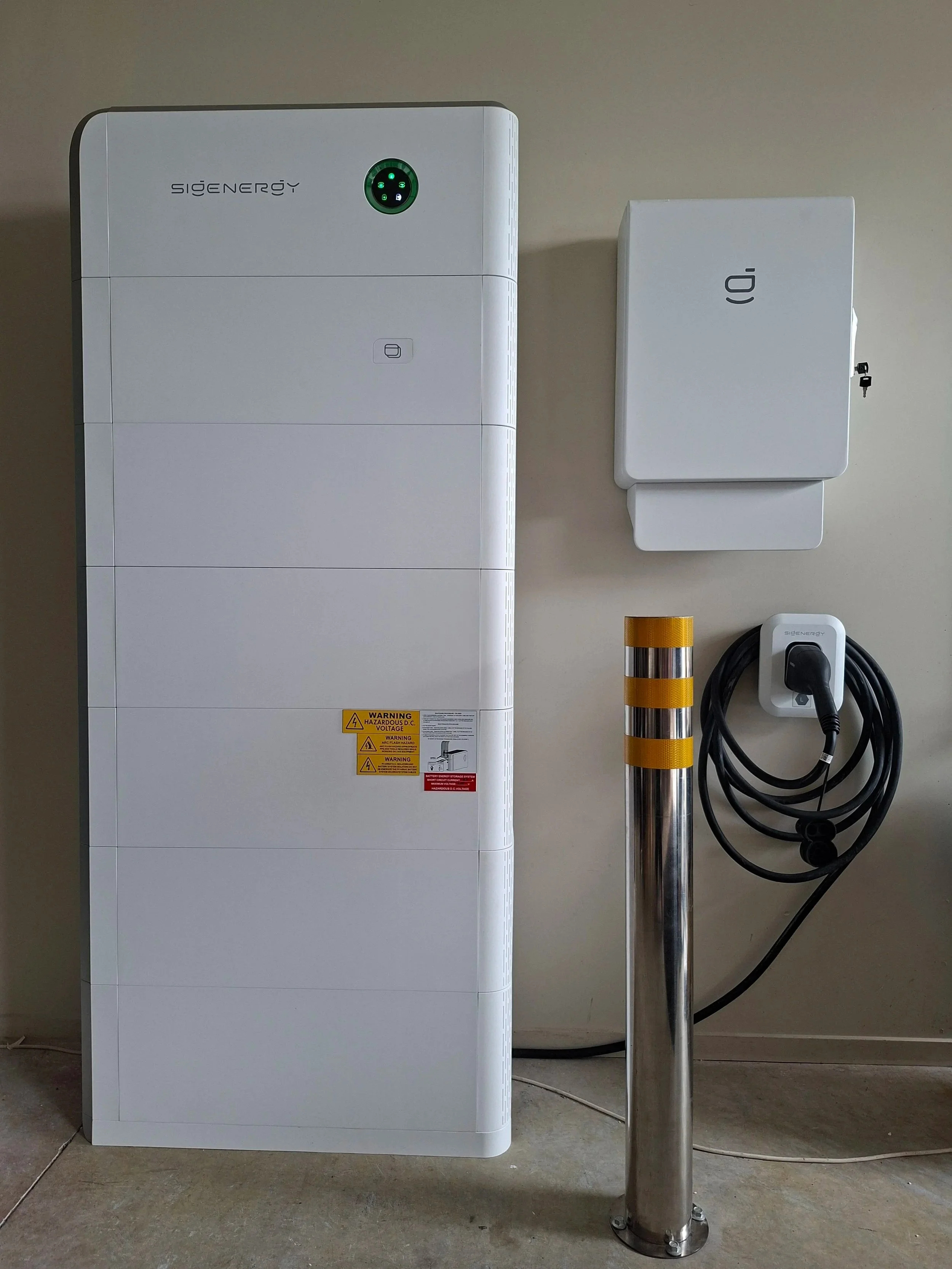 High end energy done properly. 5x 9kWh batteries, 25kWh DC EV charger, 25 kWh 3 phase inverter, Sigenergy gateway with full home back up and to top it off Bollard protection for peace of mind! 
