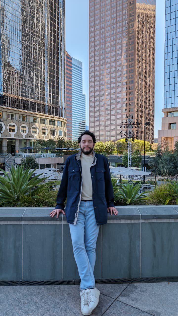 Un Día en la Vida del Dr. Edu Trujillo: Precisión Relajada Hecha Persona