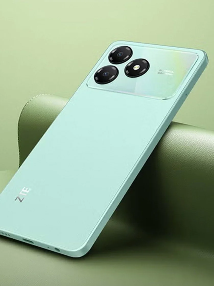 Teléfono móvil de color verde menta con cámara trasera triple.