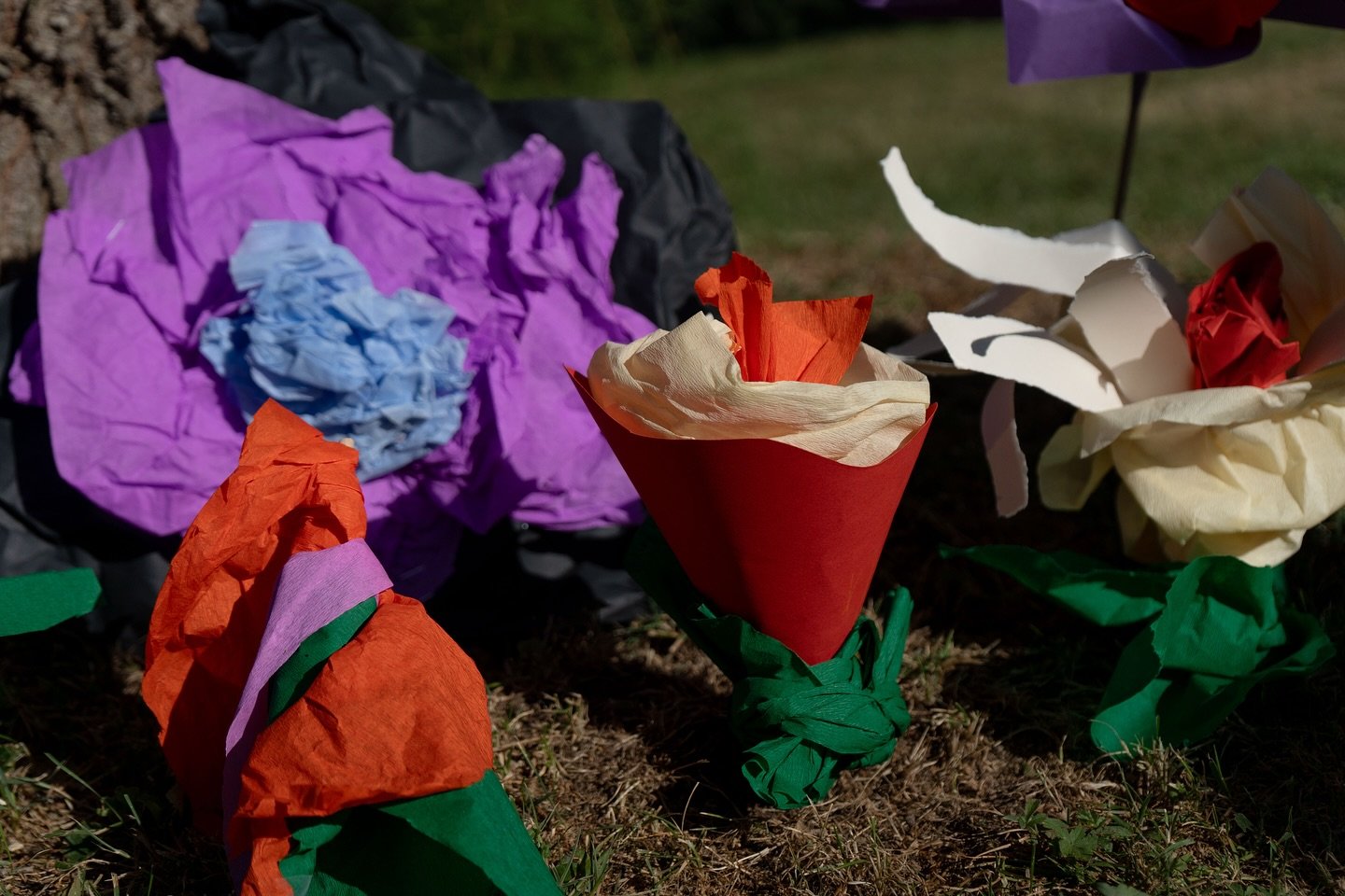 &laquo;&nbsp;Les Fleurs de l&rsquo;interieur&nbsp;&raquo;
Quelques fleurs r&eacute;alises pendant l&rsquo;atelier avec @les.traversantes 🌷🌺🌷
Merci @hamdyy pour les photos !