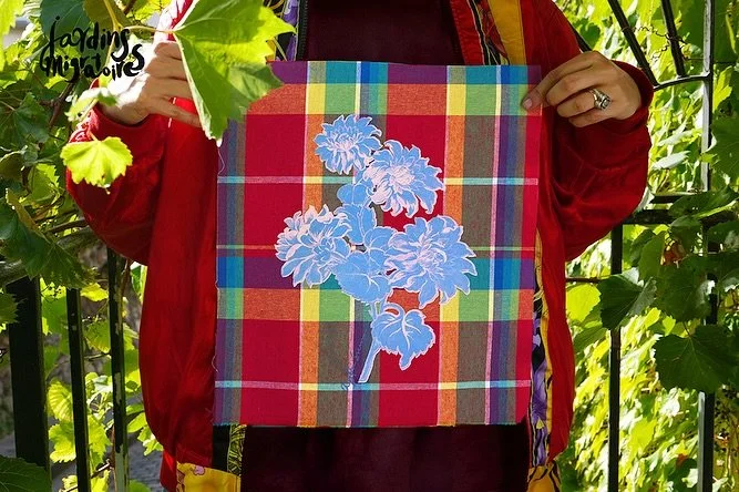 Illustration &laquo;&nbsp;Voir&nbsp;&raquo; imprim&eacute;e sur madras, un tissu devenu symbole culturel dans les Antilles, et originaire de l&rsquo;Inde.

Tout ce qu&rsquo;il y a dans la terre est migratoire.

Tout ce qui vit migre.
Tout ce qui na&i