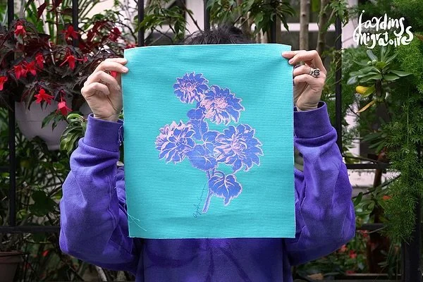 Le geste d&rsquo;offrir des fleurs est un acte de langage, un message d&rsquo;amour, de pr&eacute;sence ou de m&eacute;moire.

Dans cette s&eacute;rie, je prolonge ce rituel. Les fleurs deviennent un support, le message devient mati&egrave;re/cicatri