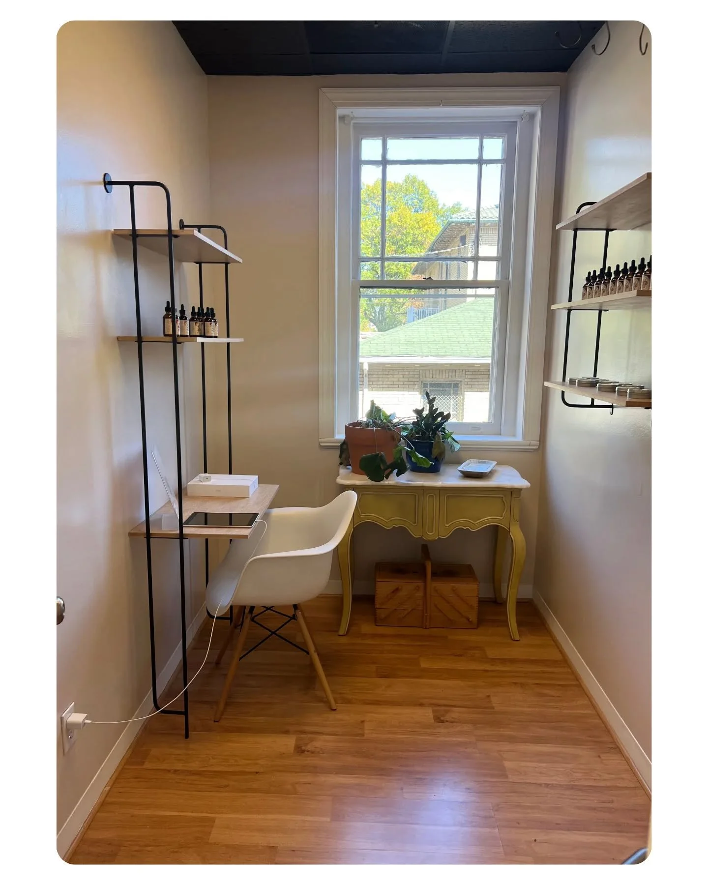 We've got an available space in the ABB office!

Come join us in our A Brighter Birth hub right in the heart of the Museum District on N. Arthur Ashe Blvd! 

We've got this sweet office available ☀️
This room would be perfect for a quiet away-from-ho