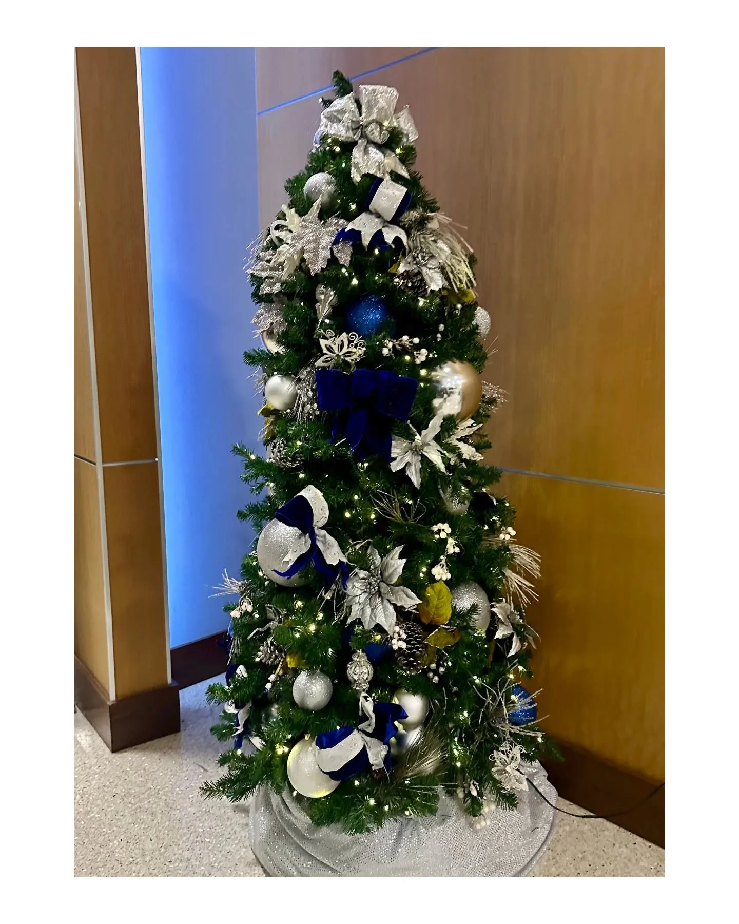 Holiday births are even more magical. 🎄 It&rsquo;s such an honor to be invited into your birth space to support you. 

Did you have a holiday birth? Was it magical or stressful or both?

📷: ABB Doula Sarah Hendricks @douliferva

#doula #birthdoula 