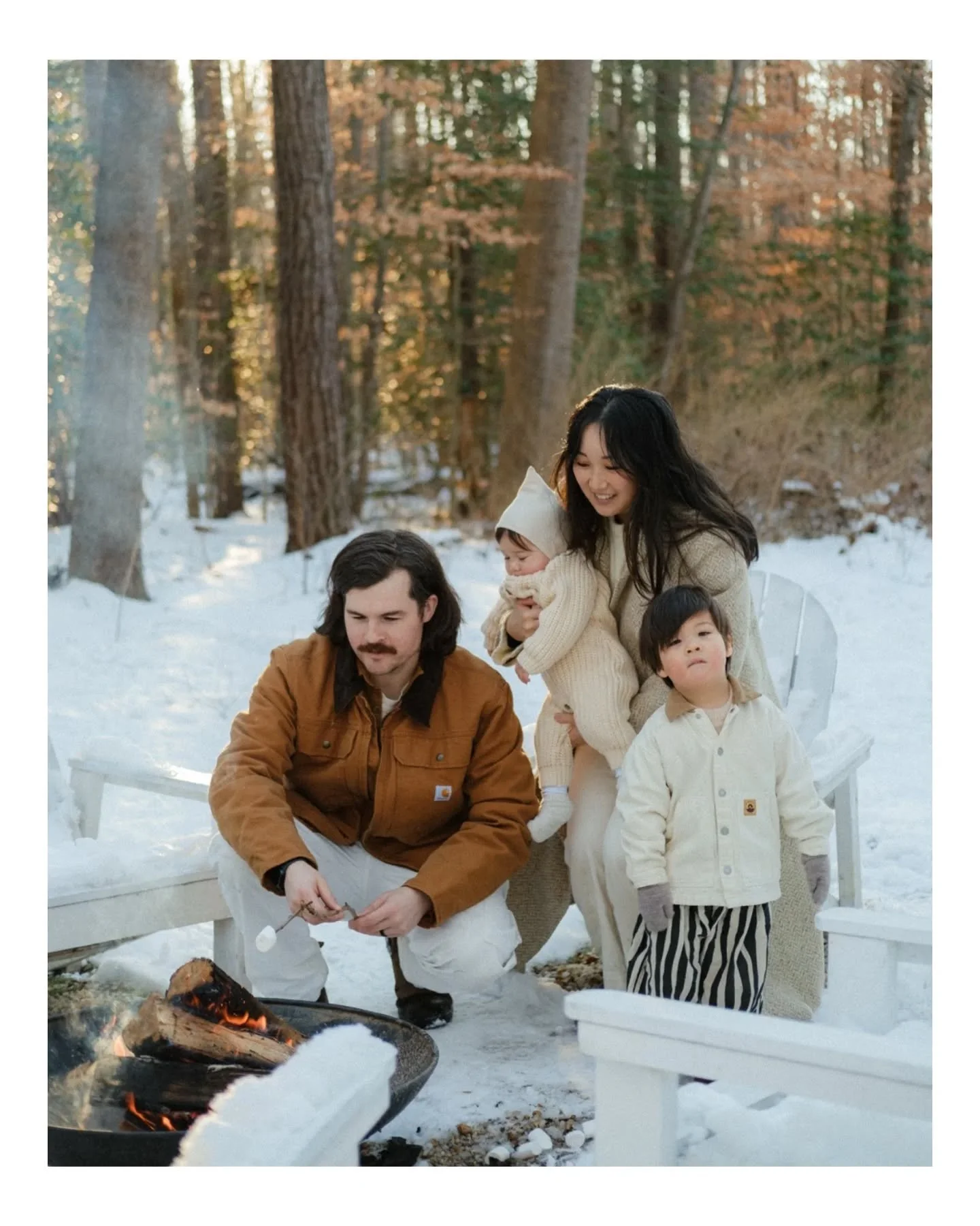 Richmond finally got its first snow, and the whole city looks like a winter wonderland. It&rsquo;s the coziest time of the year &mdash; the perfect moment to create beautiful, heartfelt family holiday photos right at home. 

My sessions are calm, war