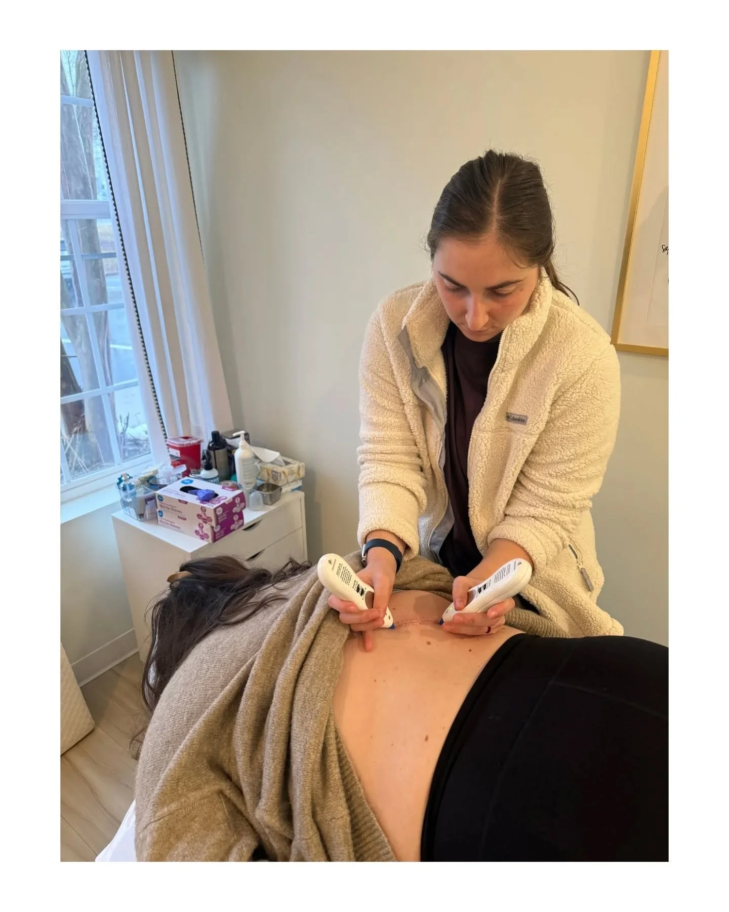 Scar Release Sessions⚡

Scar release sessions involve testing the mobility of the 7 layers between the skin and the uterus (for cesareans) and getting the superficial layers sliding and gliding.... as well as the deep organ layers also moving! 

We u