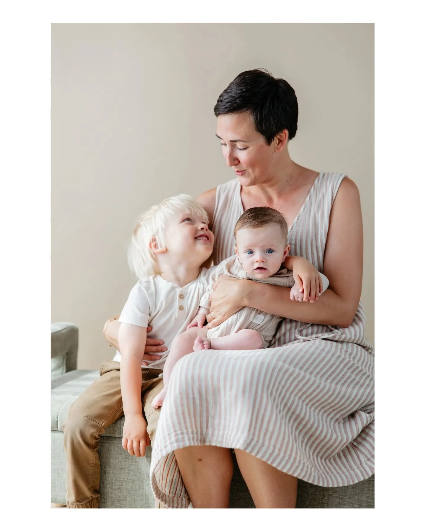 Mother's Day minis are BACK 🌸 If you've been looking for the perfect gift for the mom in your life, this is it! Send this to dad, tag him in the comments, text it to the kids - get the word out! These sessions make such a meaningful gift and the pho