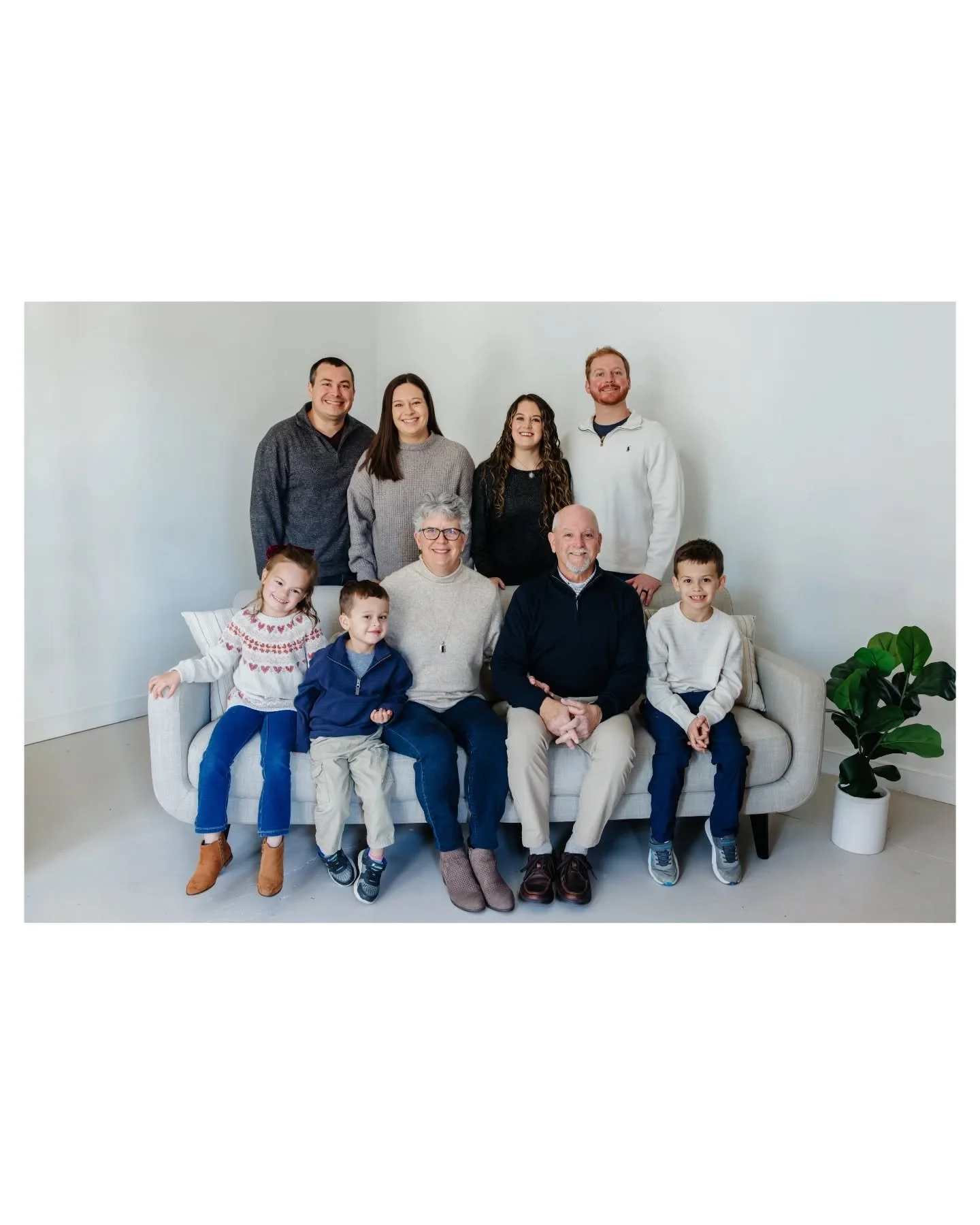 When's the last time you got a photo with the whole family in it? Like actually everyone... grandparents, kids, cousins, the whole crew?

An extended family session is one of those things that feels like a big lift to coordinate but once it's done, e