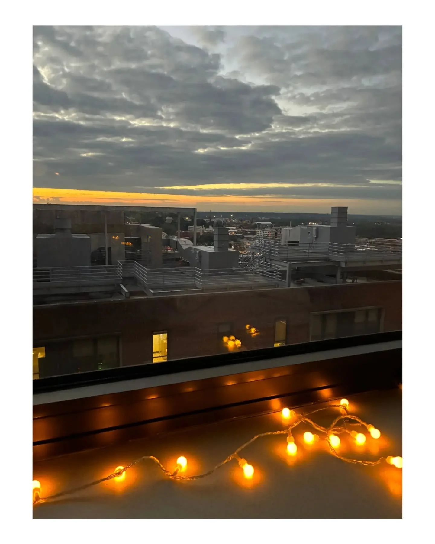 The golden light of a new day! Break of day, a baby is born! And a mother is born anew 🤍 @iamdoularva

#iamdoularva #birthwitness #birthphotography