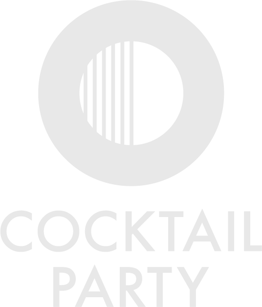 En svartvit logotyp med en cirkel och streckade linjer, samt texten "COCKTAIL PARTY".