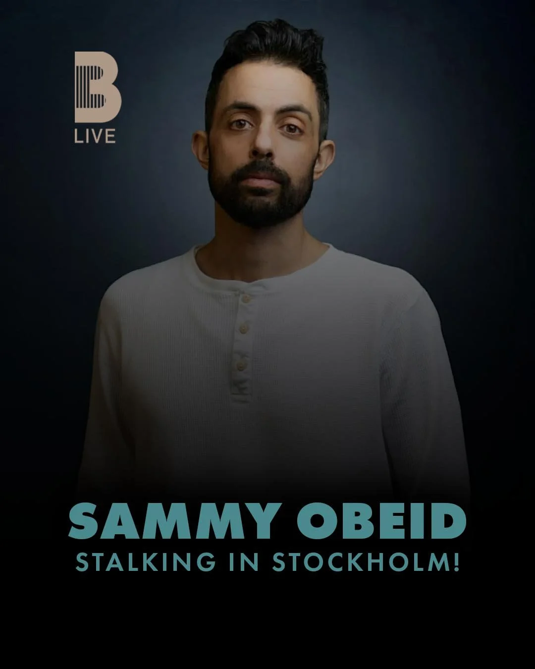 En man med mörkt hår och skägg, som bär en vit tröja, blickar direkt mot kameran, mot en mörk bakgrund. Text på bilden säger 'SAMMY OBEID STALKING IN STOCKHOLM!' och ett B LIVE-logotyp finns i övre vänstra hörnet.