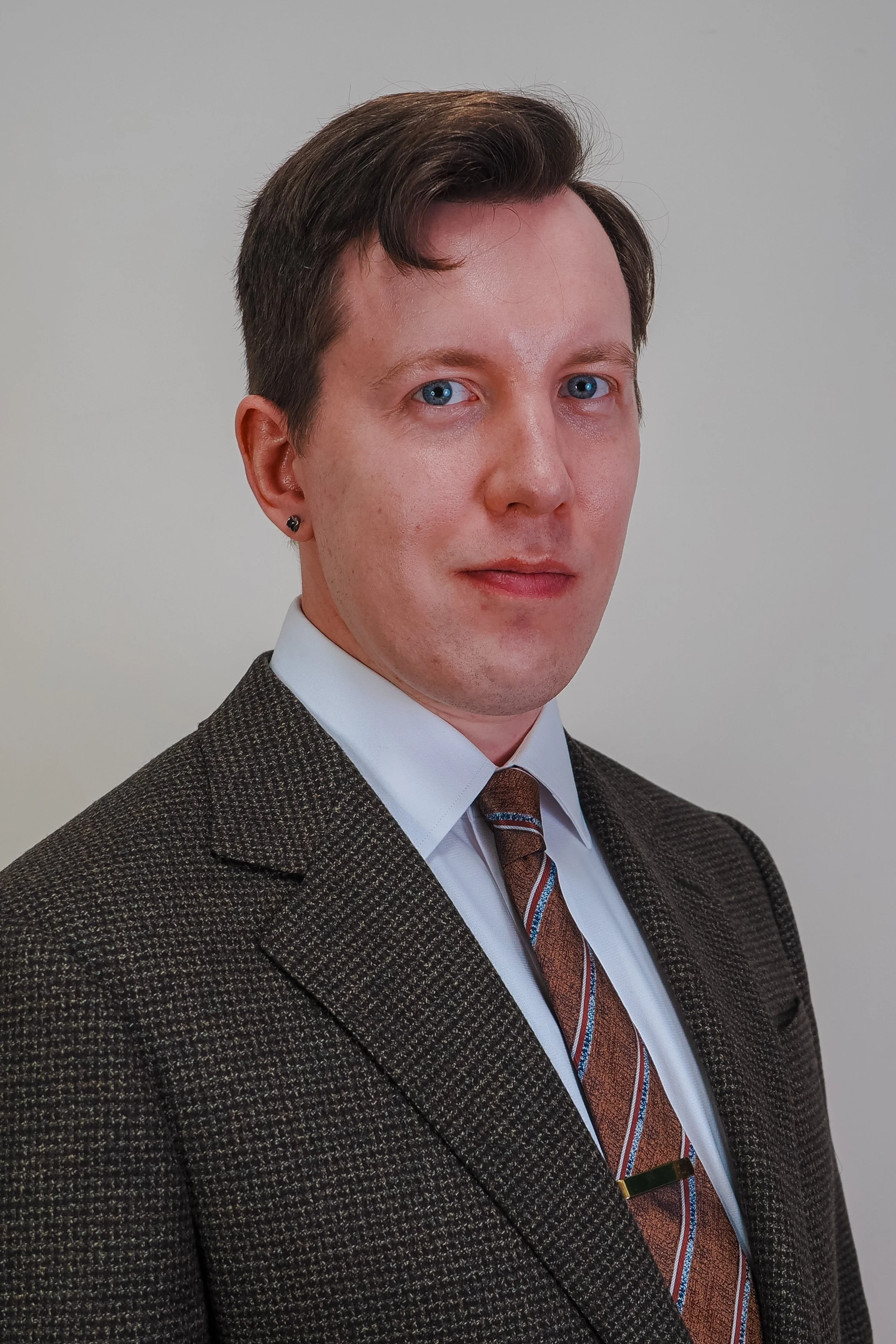 A portrait photo of the website owner.
