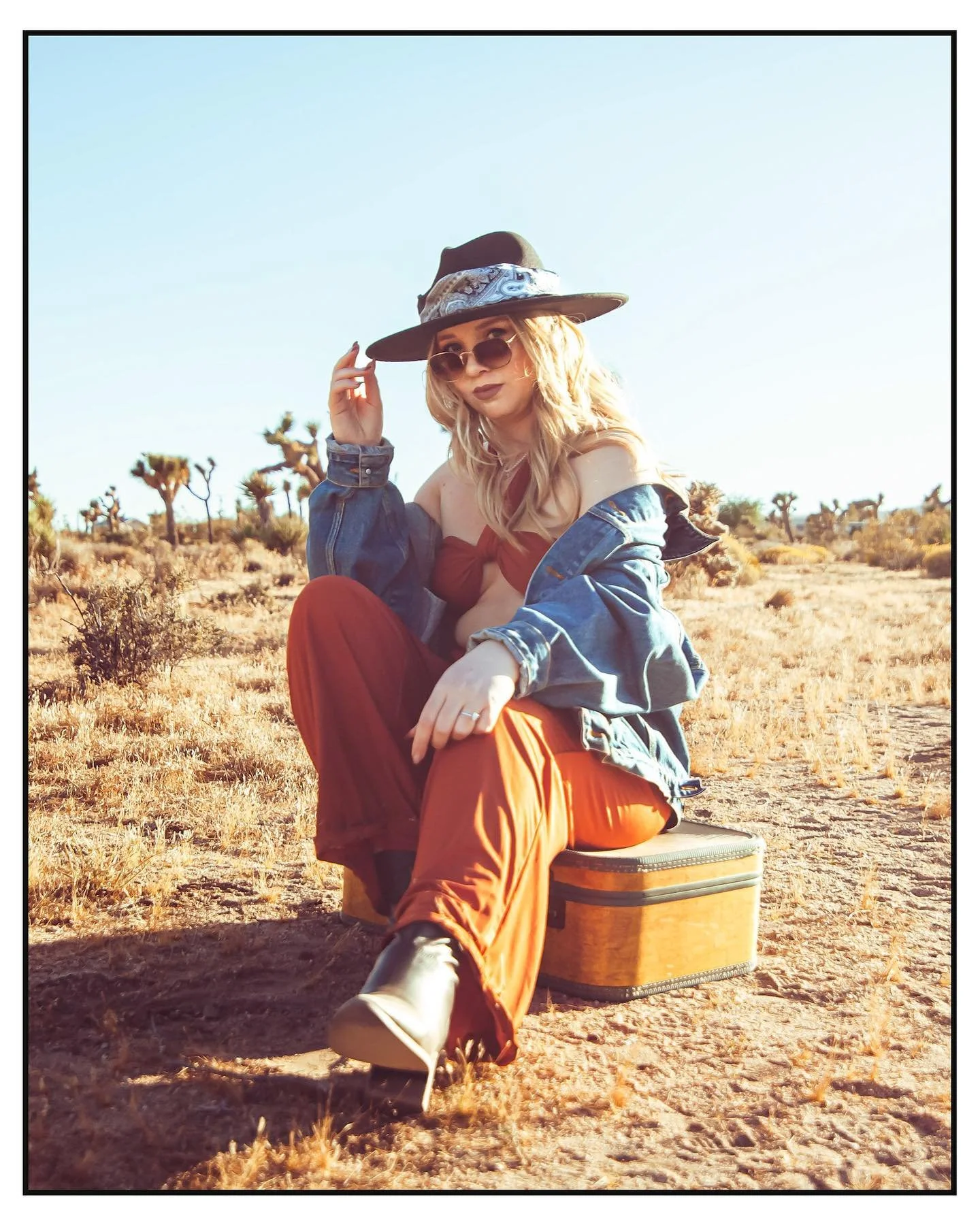 Desert disco vibes 🌵🪩
.
.
.
Joshua Tree Content Day Vendors &amp; Models:

Hosts: @Lasaundradphotography @Lmcaptured @brookenicole.photo
Models: @alissamazz @jimmy.cunningham03 
Hair: @hair_stream.co
Hats: @feltedcrown.hatbar
Florals: @ashleylauren