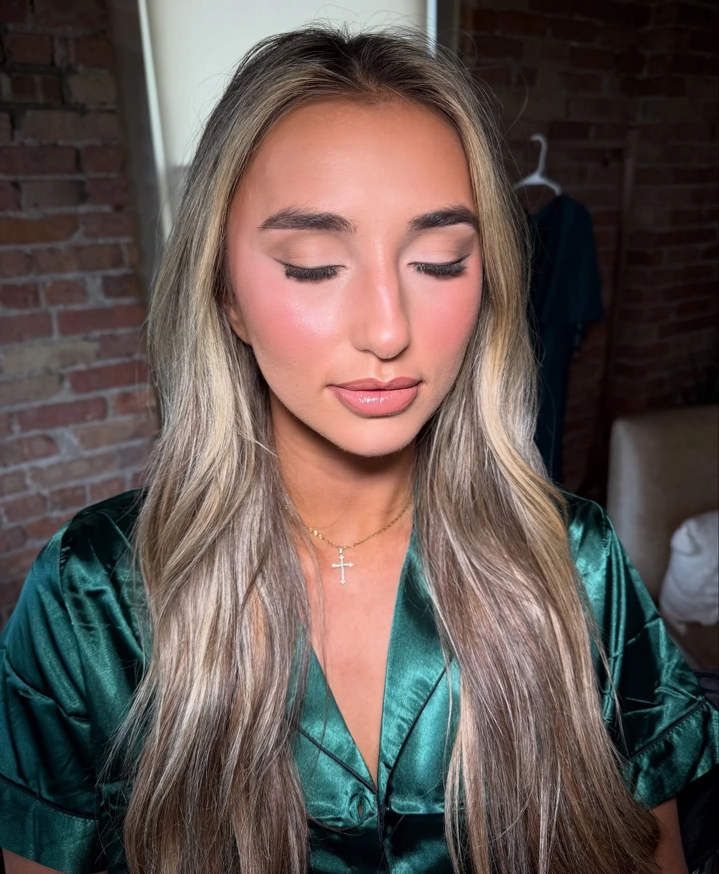 This beautiful bridesmaid left me speechless! Not only because she&rsquo;s stunning, but because of how kind she is 💕 My sister passed away and Kennedy was friends with my sister.  Being able to talk about her and life while doing her makeup was suc