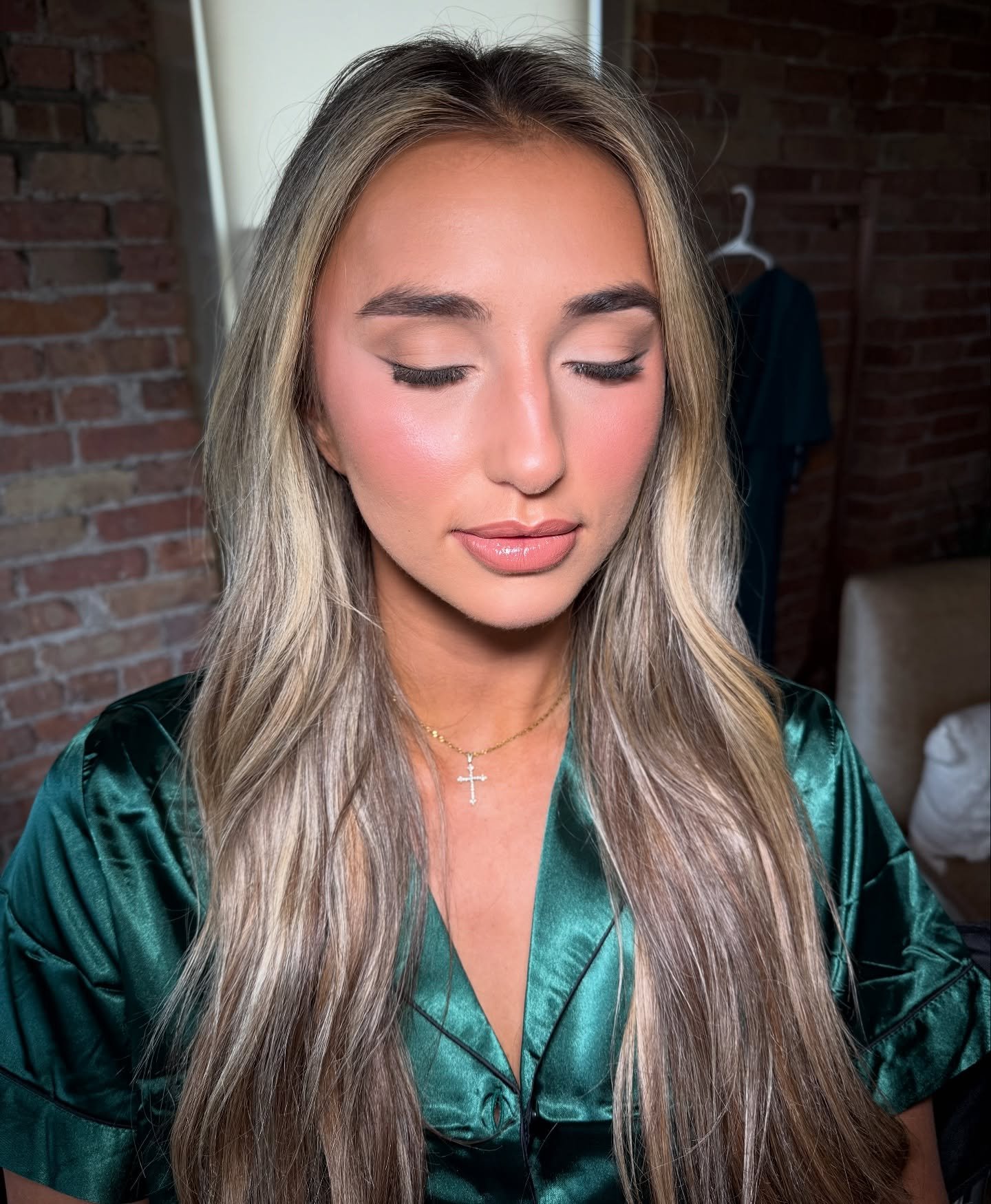 This beautiful bridesmaid left me speechless! Not only because she&rsquo;s stunning, but because of how kind she is 💕 My sister passed away and Kennedy was friends with my sister.  Being able to talk about her and life while doing her makeup was suc