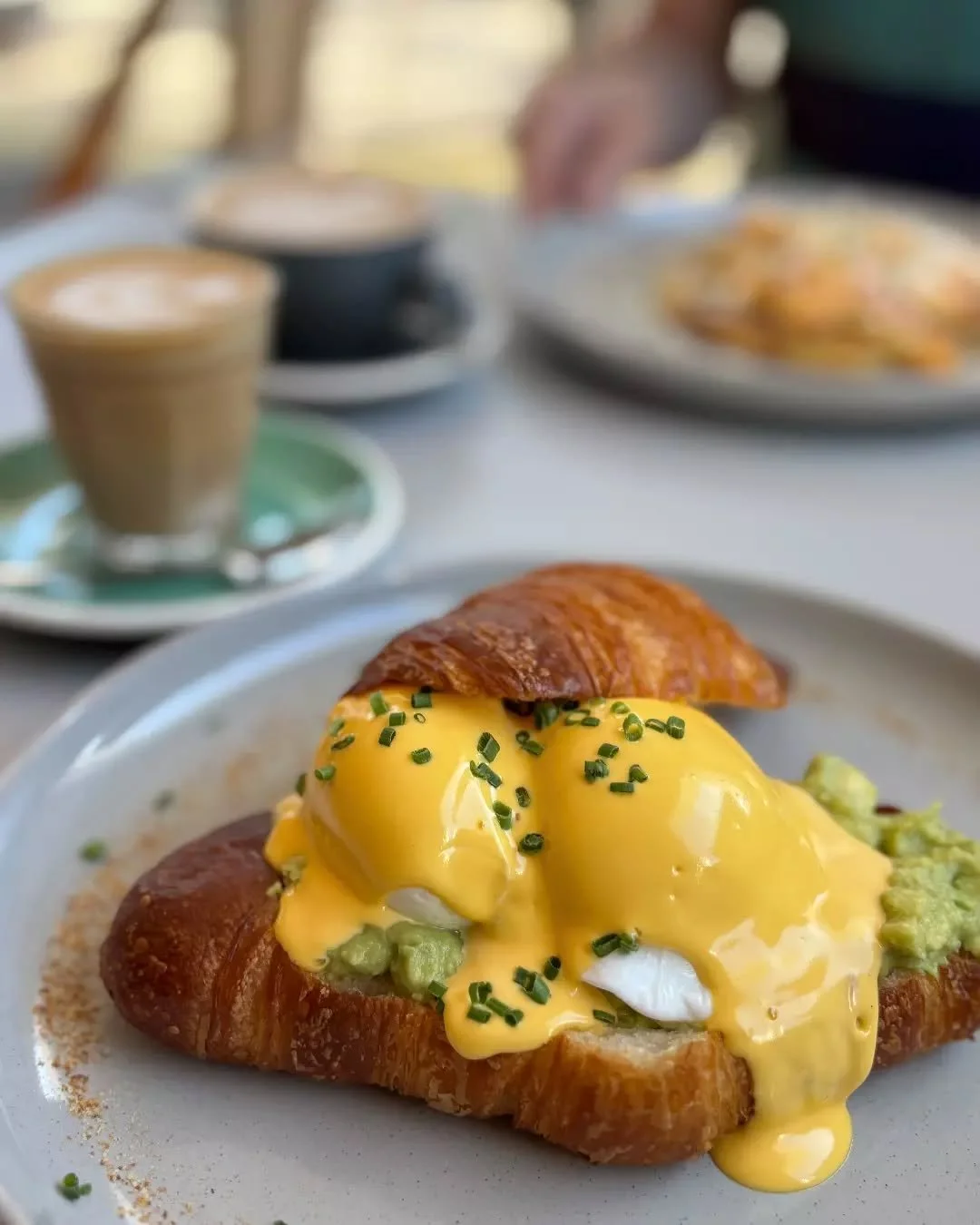 Meet the Benny&rsquo;s Hill croissant.&nbsp;🥐
Flaky pastry, perfectly poached eggs, ham off the bone, silky hollandaise and a sprinkle of chives. A little indulgence, Bonsai style.✨