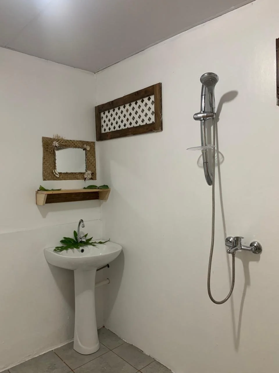 bathroom_dorm_rangiroa.jpeg