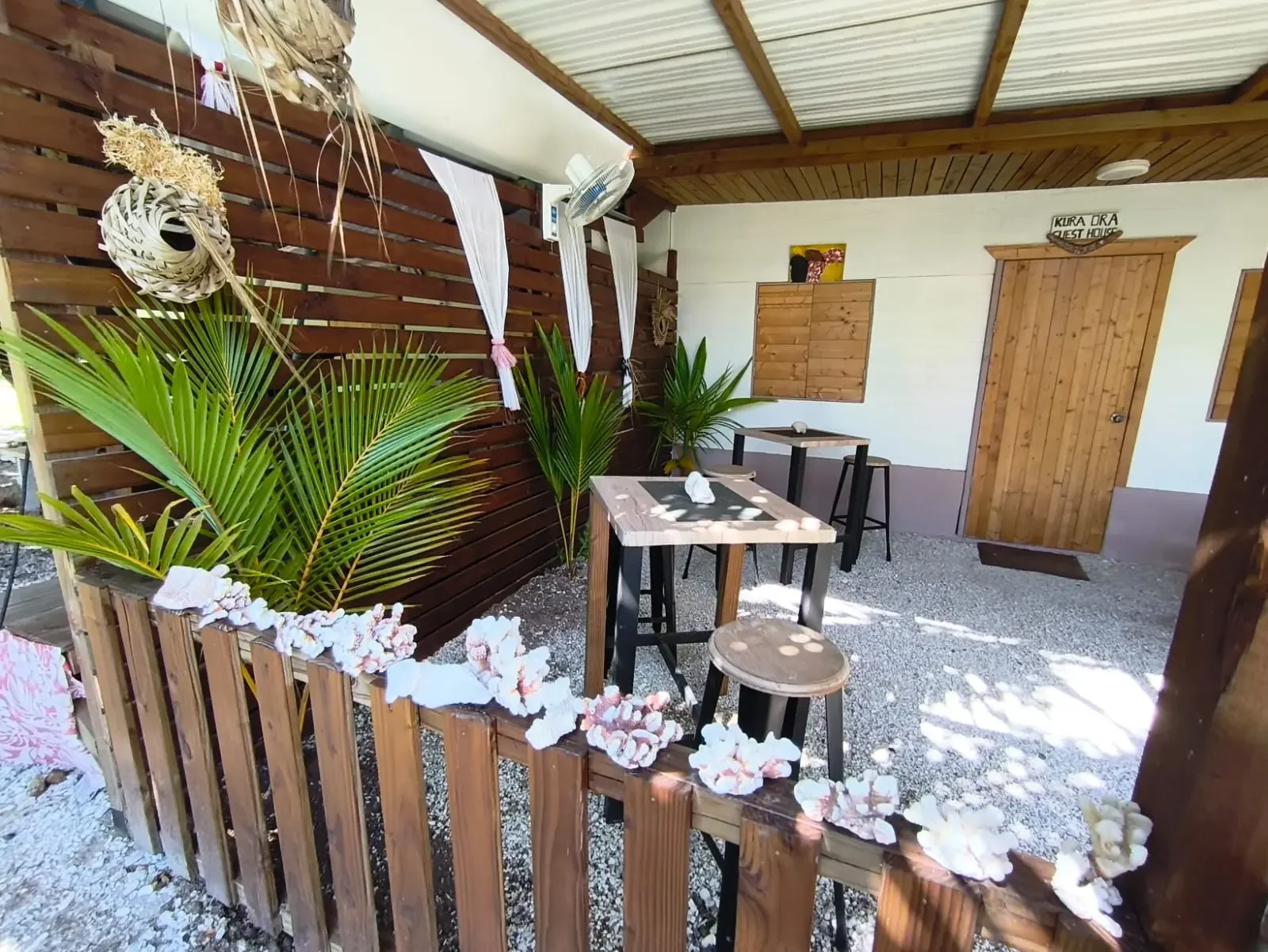 A dining area is available in the patio at Kura Ora Guest House in Rangiroa
