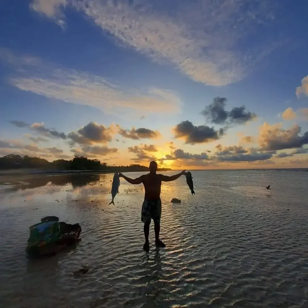Coucher de soleil avec les poissons pêché fraîchement à Rangiroa
