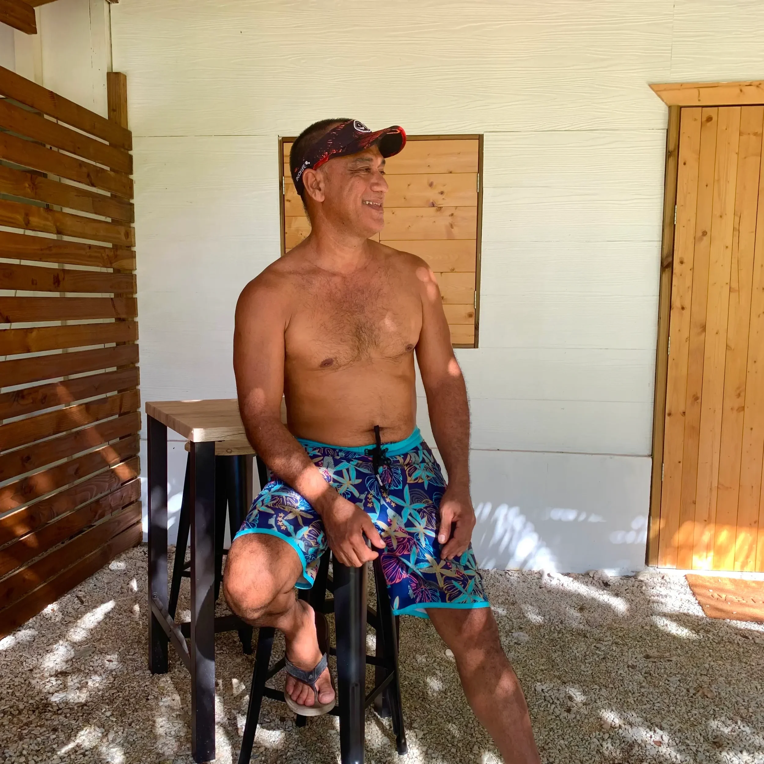 Homme qui fait un petite pause dans le patio de Kura Ora Guest House