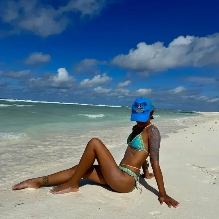 Bronzage sur la plage de l'hôtel Kia Ora à Rangiroa