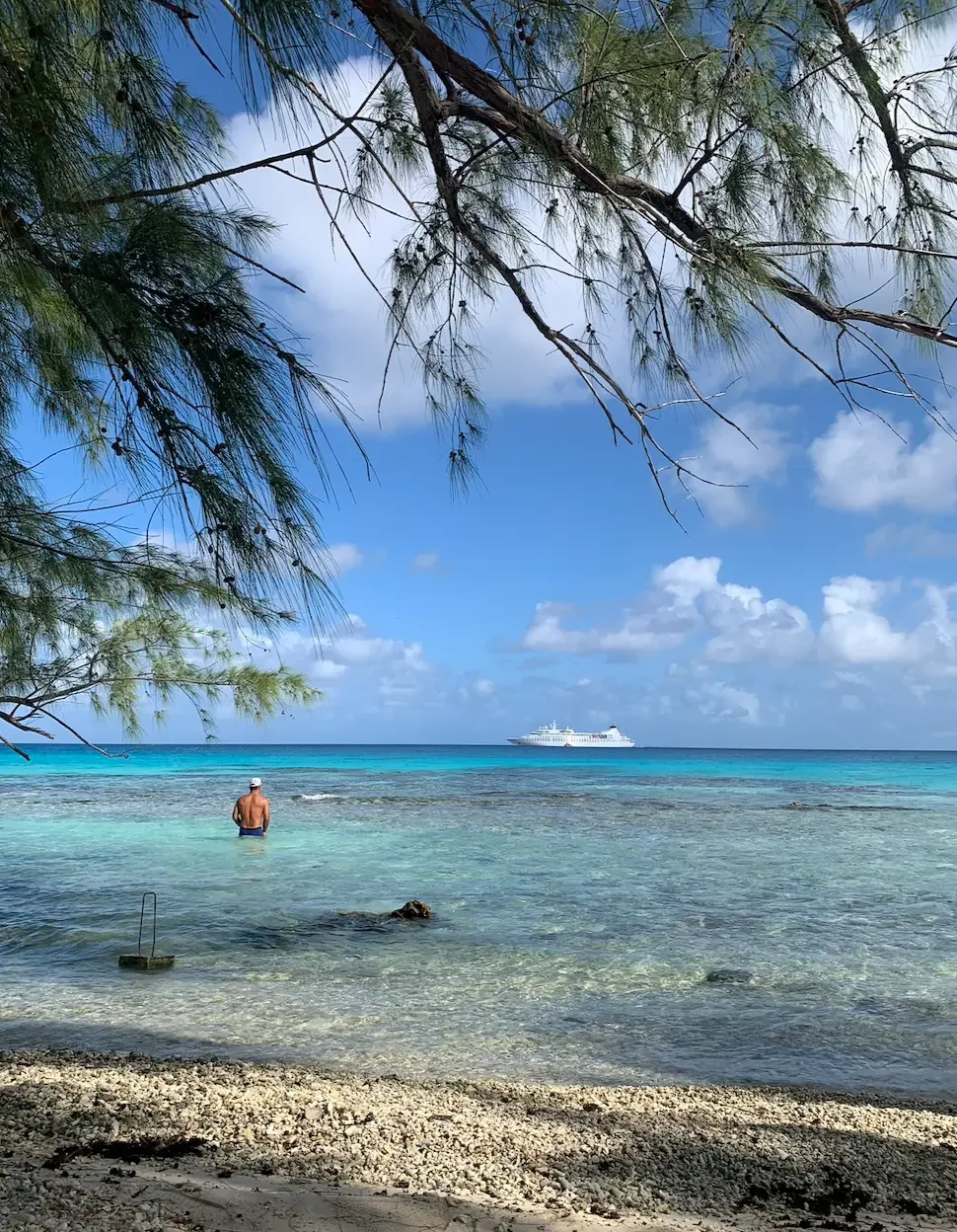Paysage idyllique et baignade à la plage publique de Rangiroa