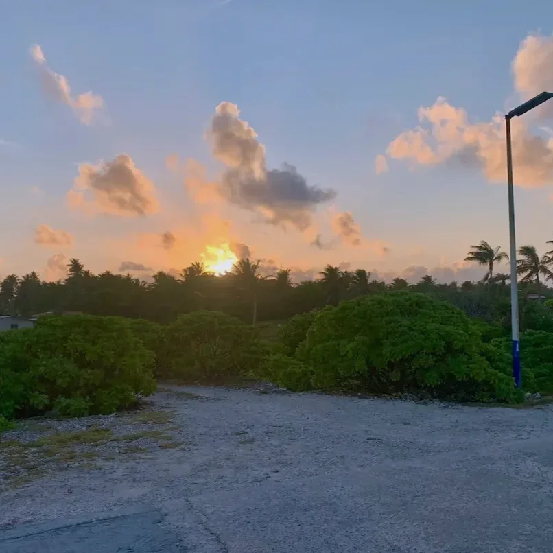 Coucher de soleil vu de la route de Rangiroa en Polynésie française