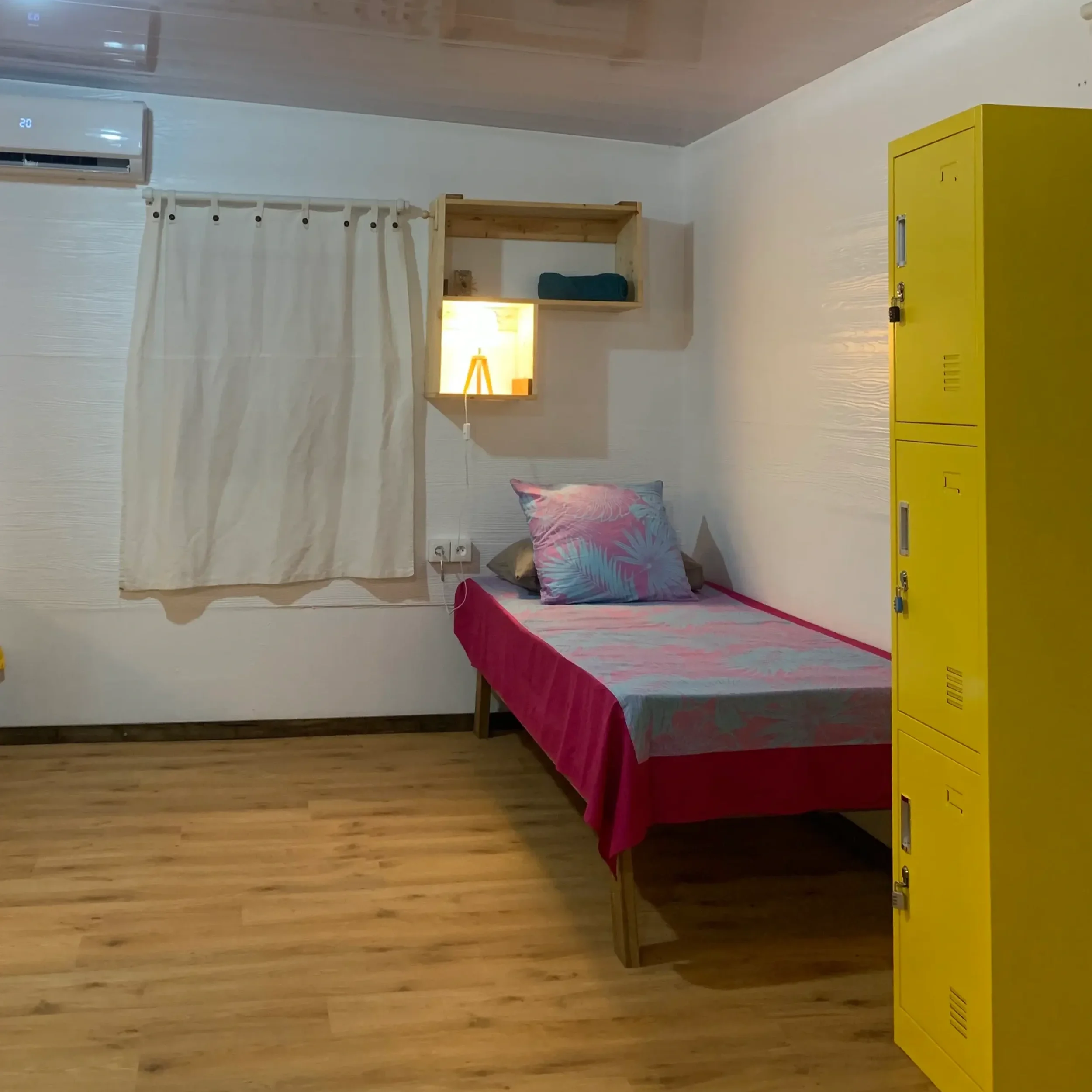 lit individuel dans la chambre climatisée de l'auberge de jeunesse Kura Ora Guest Hous à Rangiroa