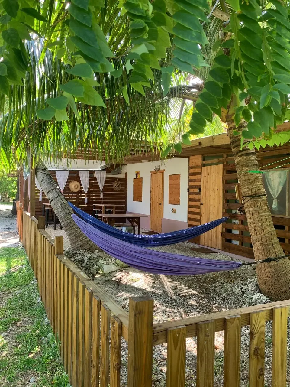 A peaceful patio with hamacs at Kura Ora Guest House in Rangiroa