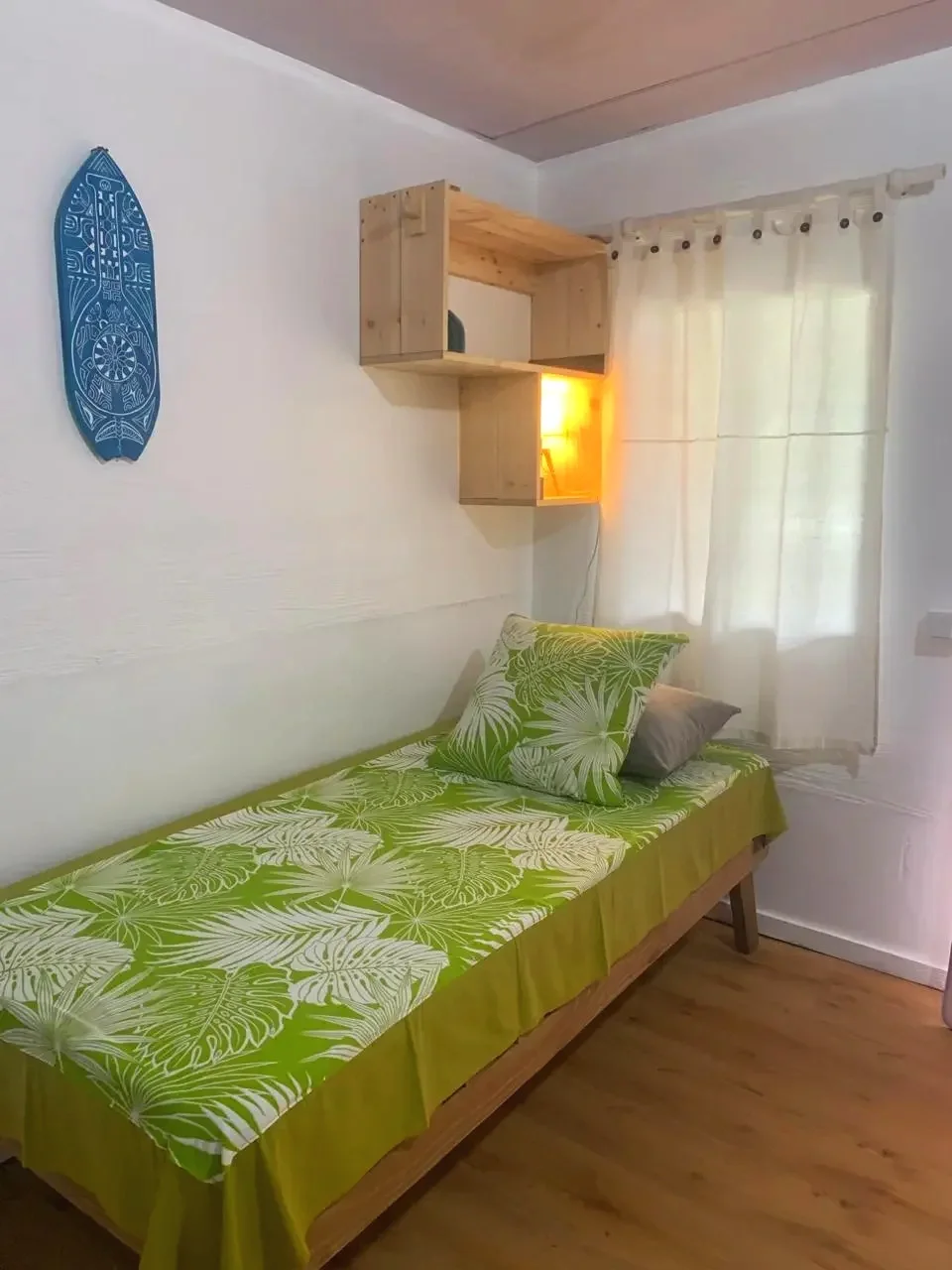 Dortoir mixte chaleureux de lits individuels dans l'auberge de jeunesse Kura Ora Guest House à Rangiroa