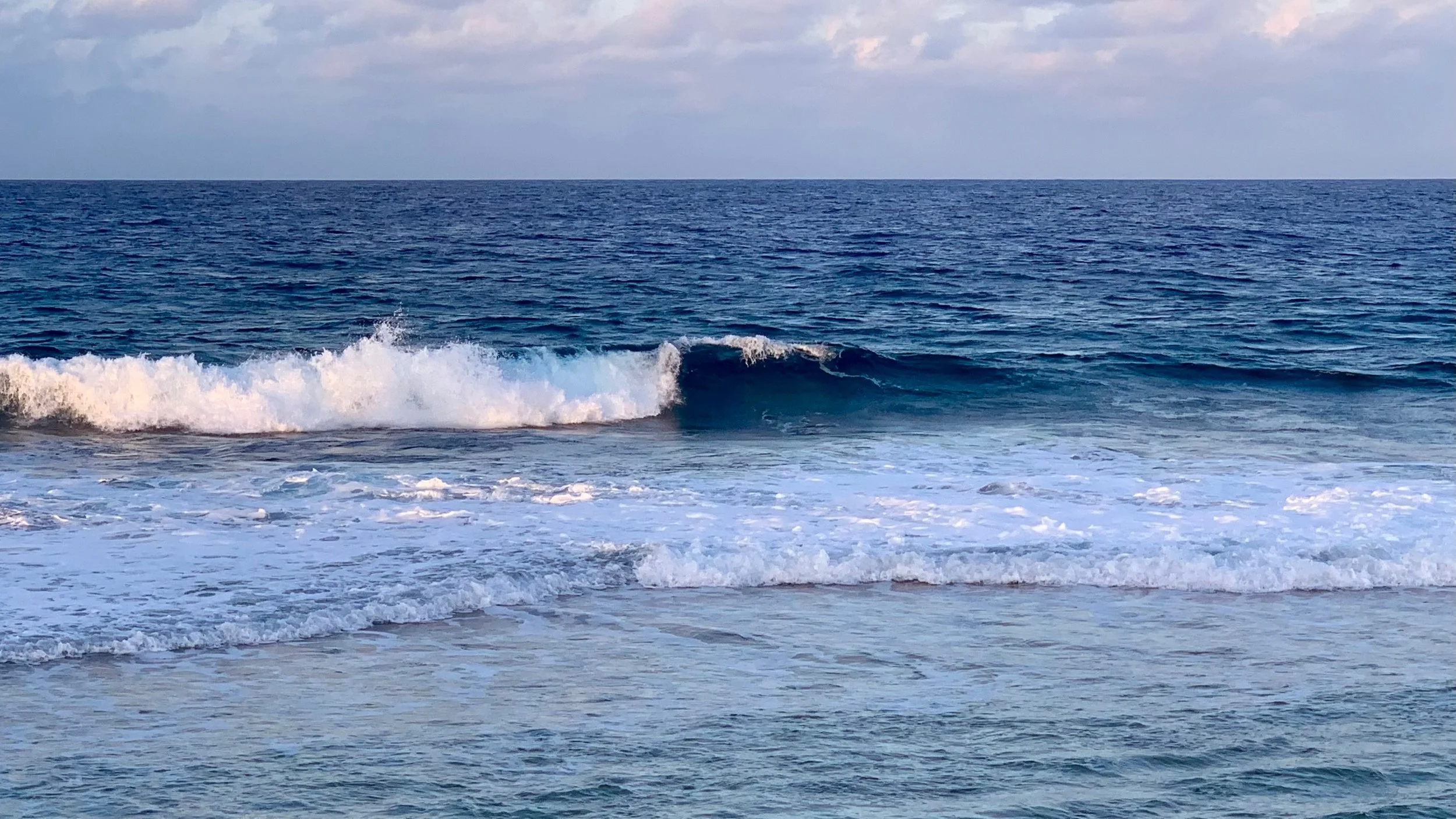 Waves crashing on the reef of the Tiputa Pass in Rangiroa.
