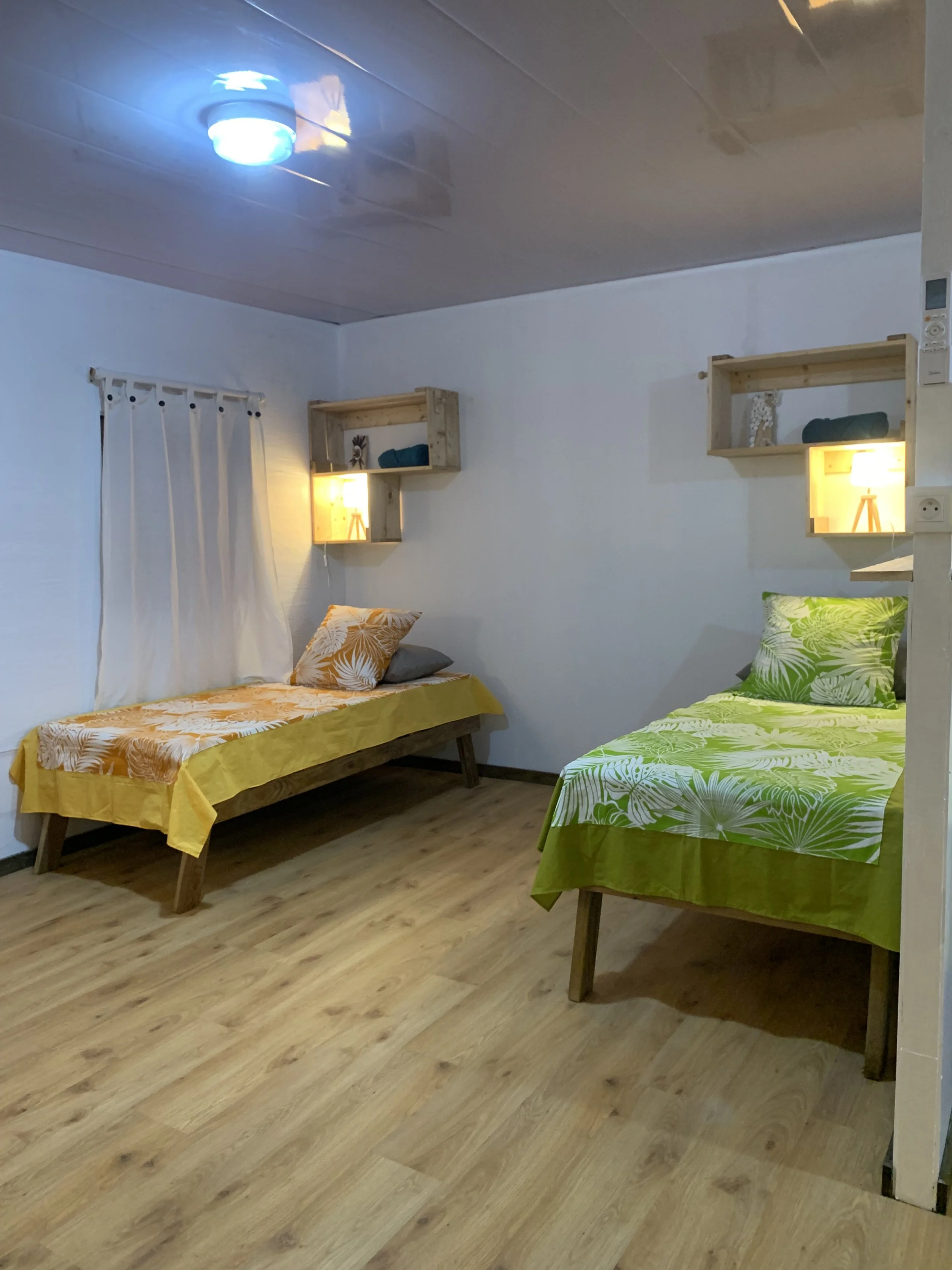 Lits individuels dans un dortoir lumineux et cozy à Rangiroa