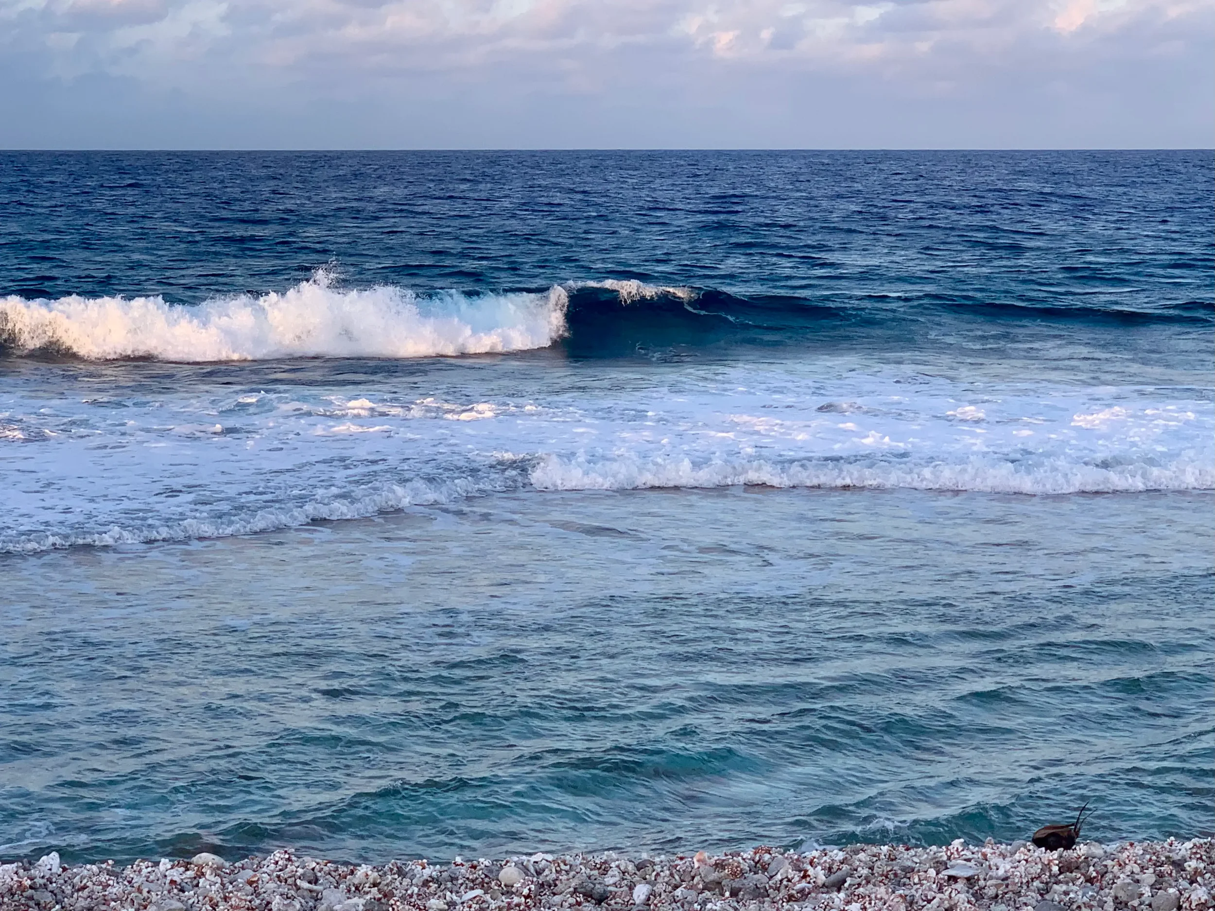 Vagues sur le récif de la passe de Tiputa à Rangiroa au coucher du soleil.