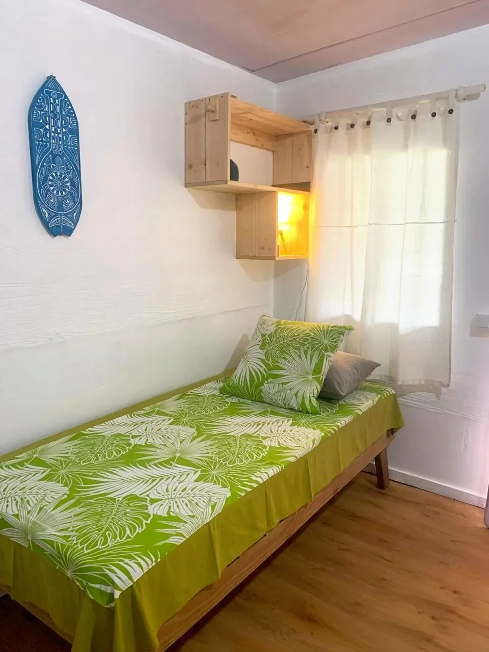 Dortoir mixte chaleureux de lits individuels dans l'auberge de jeunesse Kura Ora Guest House à Rangiroa