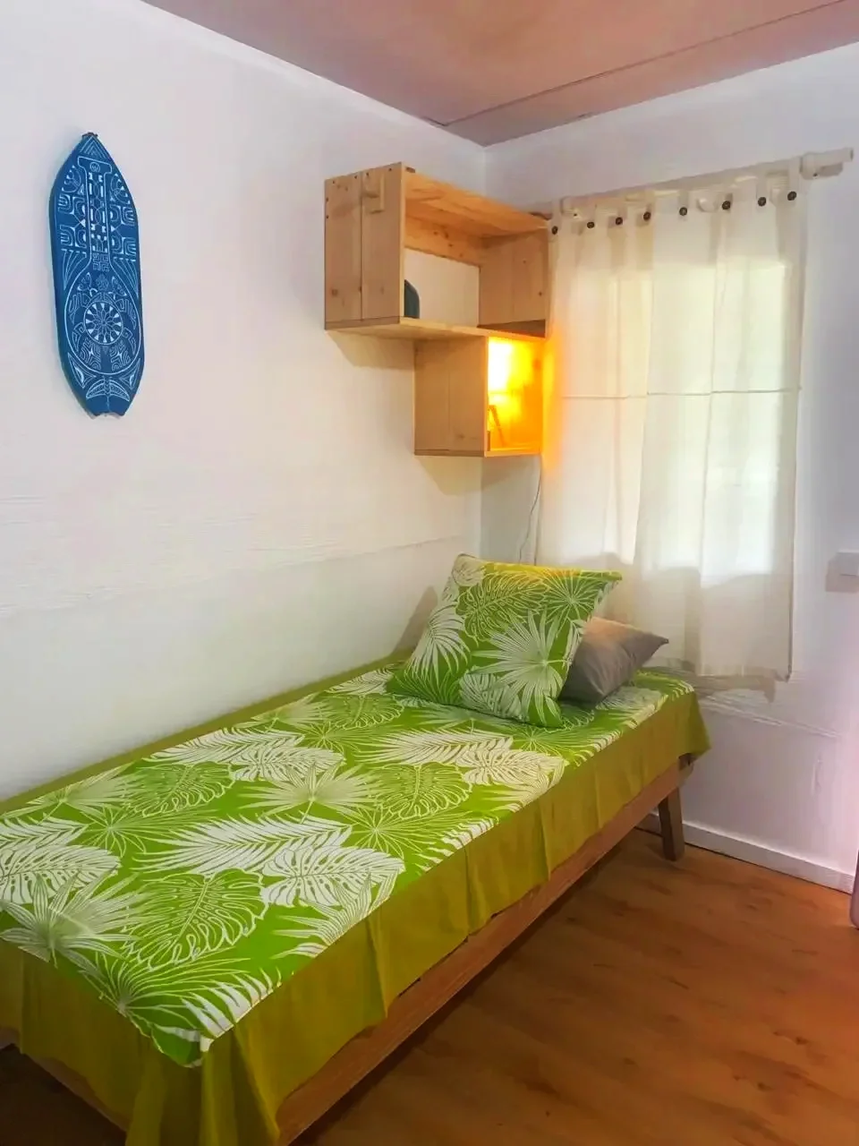 Single bed in the cozy dorm of Kura Ora Guest House
