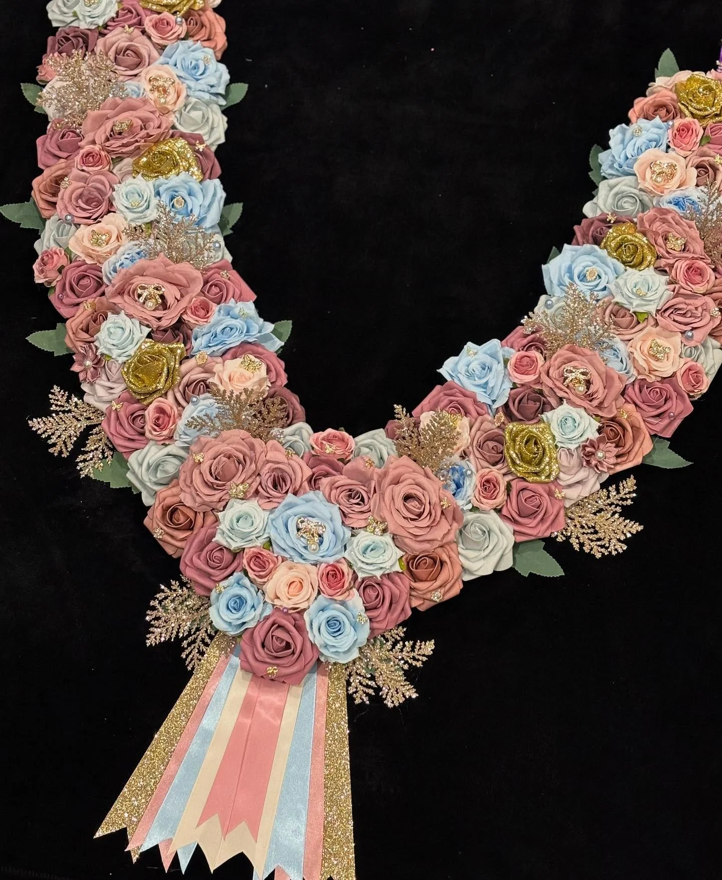 𝘛𝘳𝘪𝘱𝘭𝘦 𝘙𝘰𝘸 𝘎𝘢𝘳𝘭𝘢𝘯𝘥 

A mix of mauve tones, light blue and and gold glittered flowers🌷
Featuring gold and light blue embellishments 💍
Light use of leaves and greenary 🍃

Fitted with Ribbon Ties ✅
Machine Sewn Material used for backi