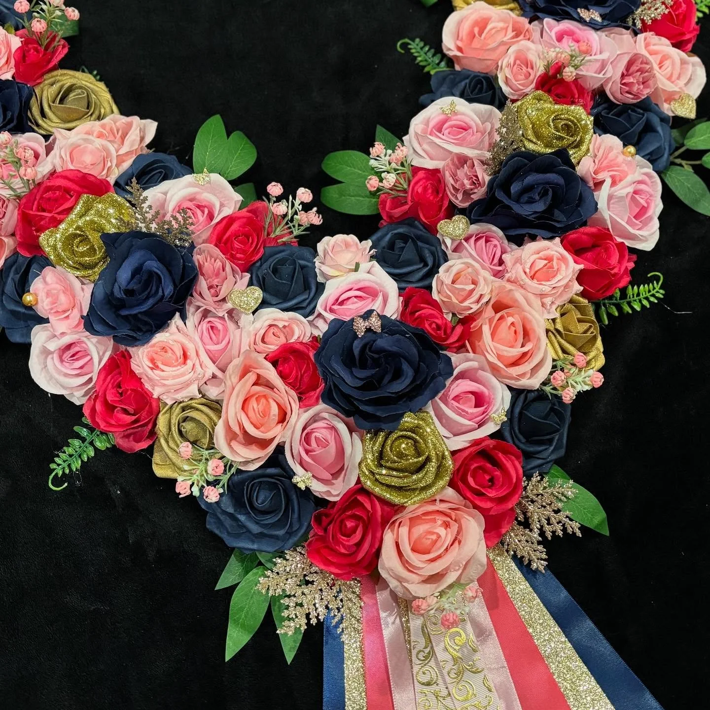 𝘛𝘳𝘪𝘱𝘭𝘦 𝘙𝘰𝘸 𝘎𝘢𝘳𝘭𝘢𝘯𝘥 

A mix of navy, pinks and gold metallic and glittered flowers🌷
Featuring gold and pink embellishments 💍
Light use of leaves and greenary 🍃

Fitted with Buckle Clips ✅
Machine Sewn Material used for backing 🧵 

