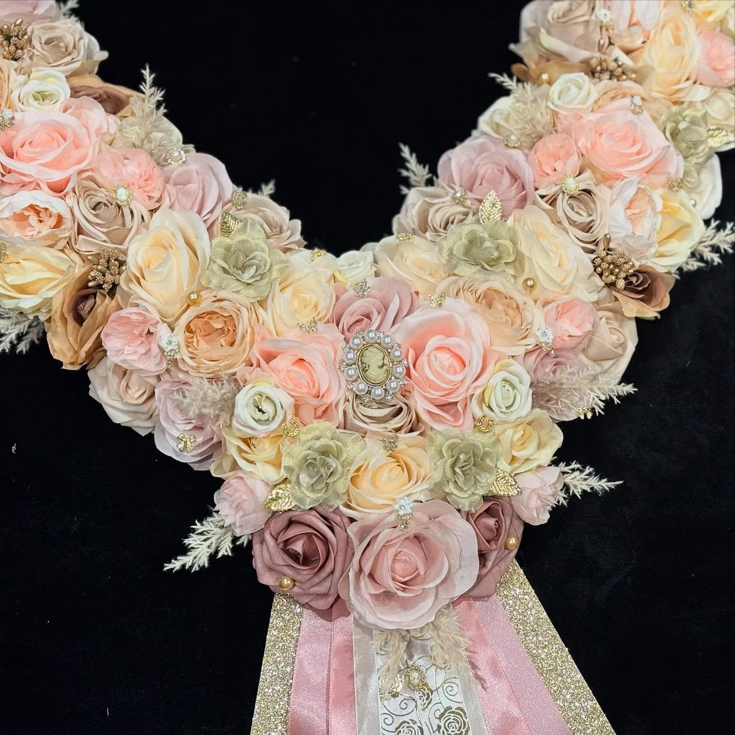 𝘛𝘳𝘪𝘱𝘭𝘦 𝘙𝘰𝘸 𝘎𝘢𝘳𝘭𝘢𝘯𝘥 

This may be one of my favourites, a very elegant garland decorated with many Lady Cameo, Pearl and Diamontee embellishments. Created for a Side Saddle Class 👸

A mix of cream, coffee, light pink and gold glittere