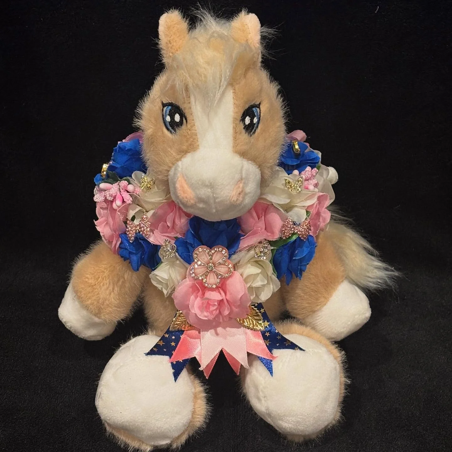 Palomino Ponies 

A mix of pink, royal blue and white flowers🌷
Featuring gold and pink embellishments 💍

*𝘙𝘦𝘴𝘦𝘳𝘷𝘦𝘥 𝘧𝘰𝘳 𝘢𝘯 𝘦𝘷𝘦𝘯𝘵 𝘣𝘶𝘵 𝘤𝘢𝘯 𝘣𝘦 𝘮𝘢𝘥𝘦 𝘵𝘰 𝘰𝘳𝘥𝘦𝘳*

Available at our introductory price of $30 

#newproduct