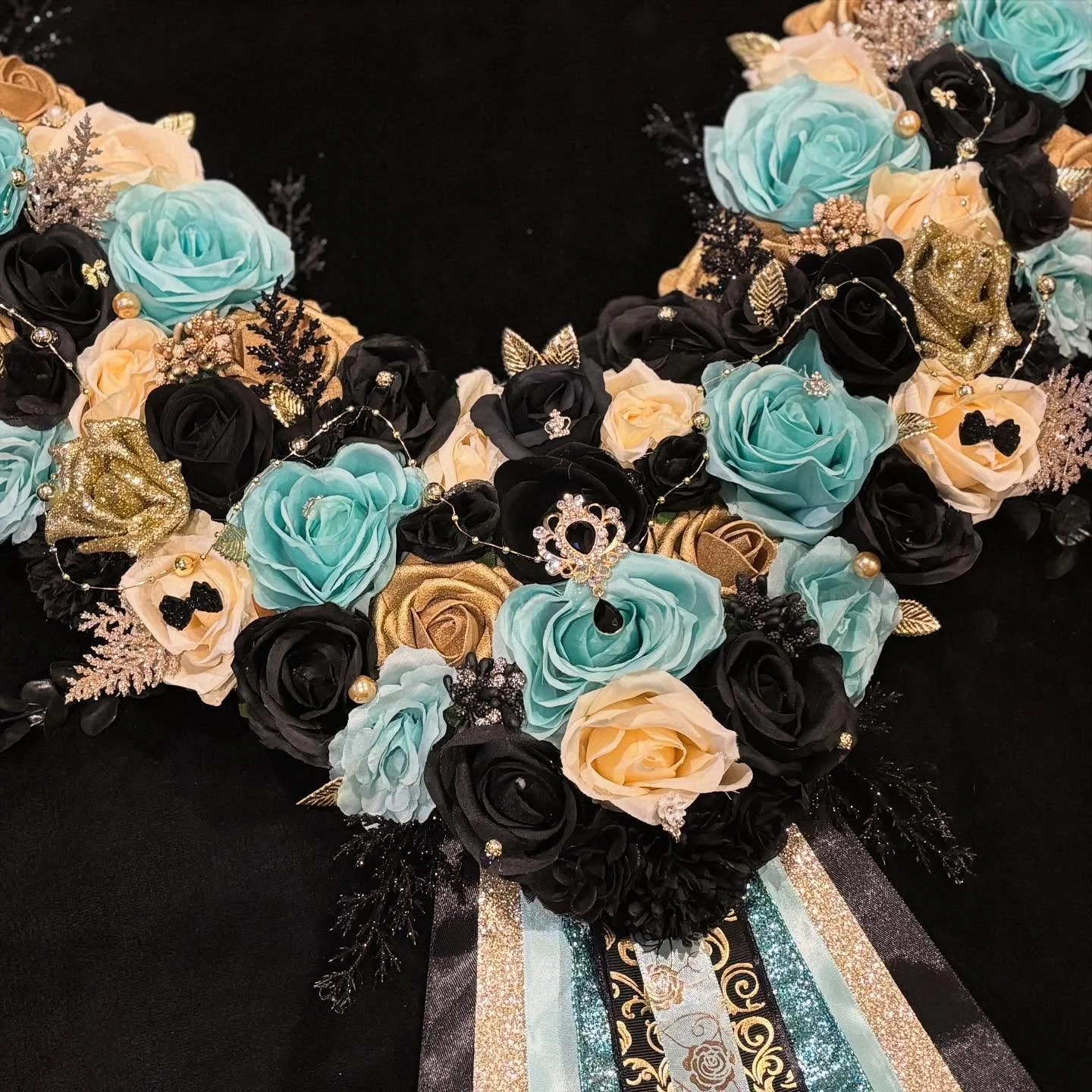 𝘛𝘳𝘪𝘱𝘭𝘦 𝘙𝘰𝘸 𝘎𝘢𝘳𝘭𝘢𝘯𝘥 

A mix of teal, cream, black and gold metallic and glittered flowers🌷
Featuring black and gold embellishments 💍

Fitted with Buckle Clips ✅
Machine Sewn Material used for backing 🧵 

🩵

*𝘙𝘦𝘴𝘦𝘳𝘷𝘦𝘥 𝘧𝘰𝘳