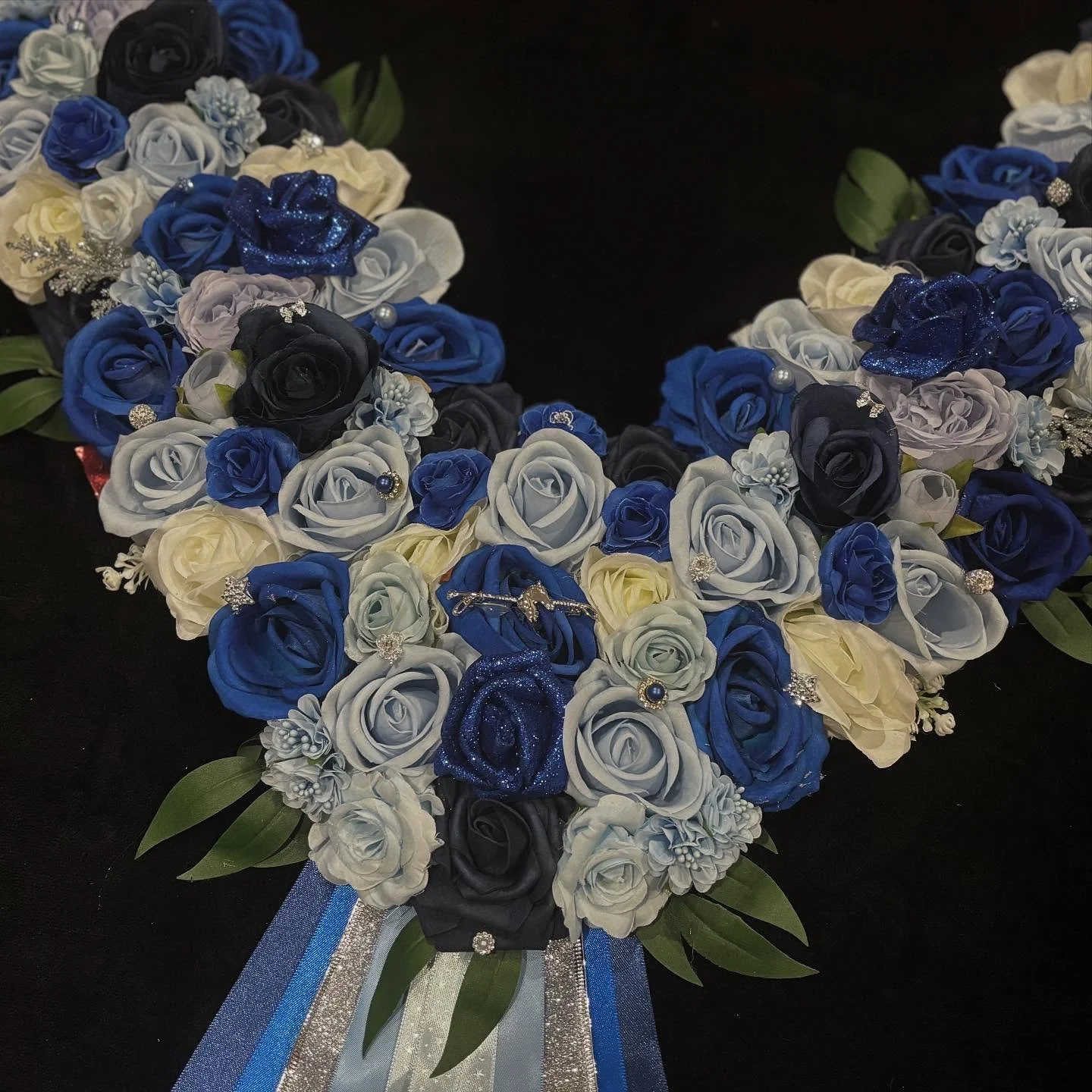 𝘛𝘳𝘪𝘱𝘭𝘦 𝘙𝘰𝘸 𝘎𝘢𝘳𝘭𝘢𝘯𝘥 

A mix of navy, royal and light blue and white flowers🌷
Featuring silver and blue embellishments 💍 
Showjumper pins added 💛
Light use of leaves and greenary 🍃

Fitted with Buckle Clips ✅
Machine Sewn Material u